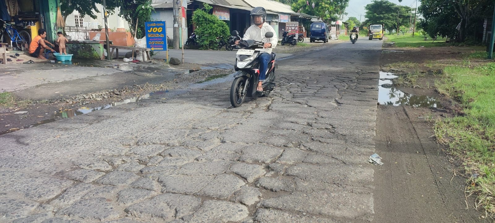 Jalan Keongan-Sambirejo di Kecamatan Plupuh, Sragen yang rusak. (Ahmad Khairudin/Radar Solo)