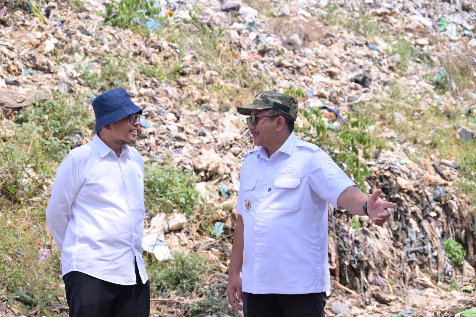 Bupati Karanganyar Rober Christanto (kanan) meninjau kondisi TPA Sukosari. (Rudi Hartono/Radar Solo)