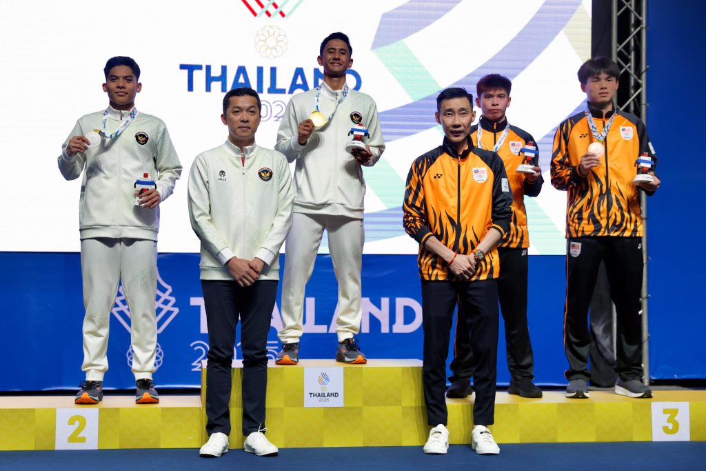Alwi Farhan dan Ubed berfoto dalam Pangalengan medali SEA Games 2025 yang dihadiri Taufik Hidayat dan Lee Chong Wei