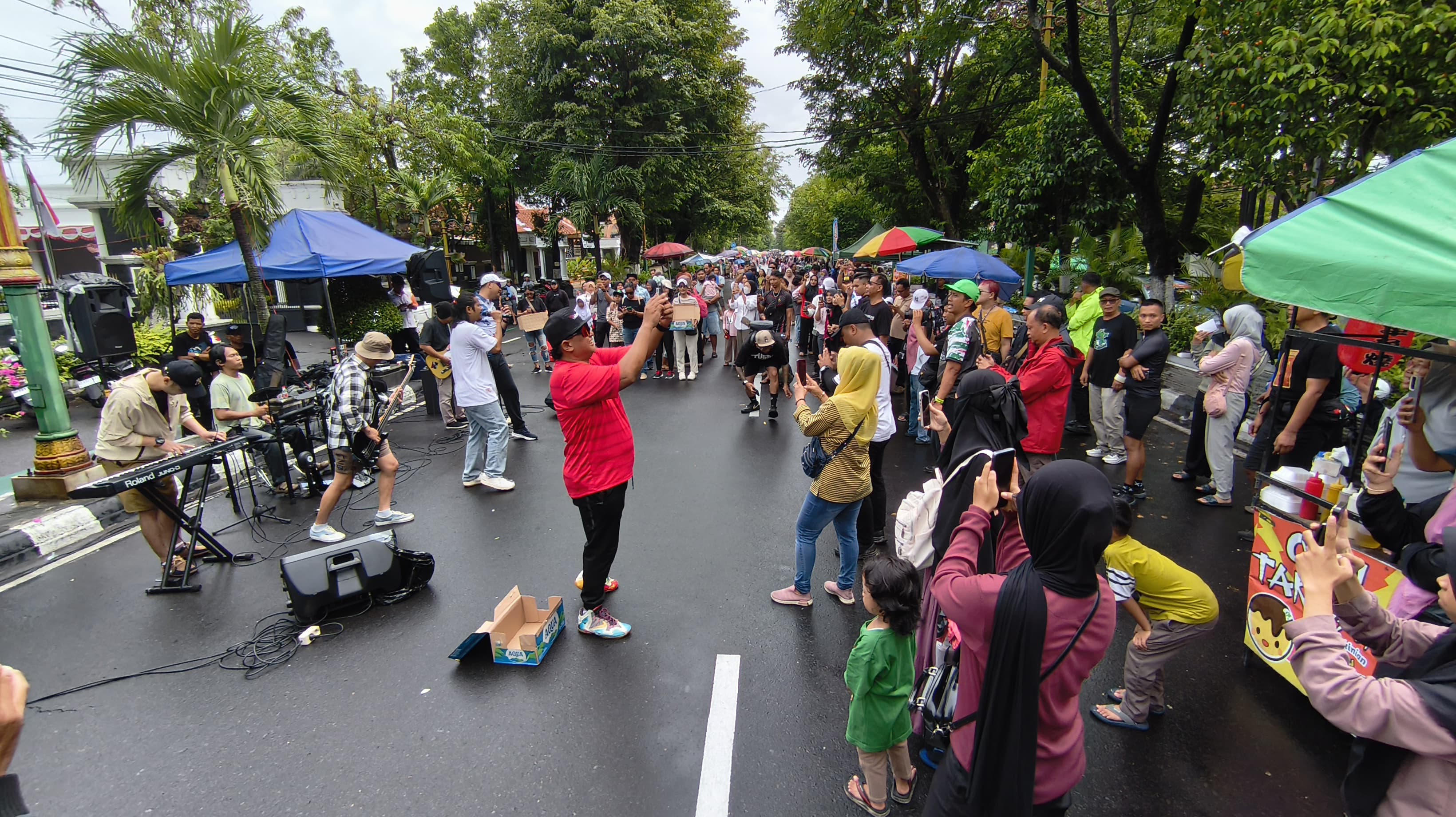 Aksi penggalangan dana untuk korban banjir di Sumatera oleh Komunitas Scooter Klaten di kawasan Car Free Day (CFD) Jalan Pemuda Klaten