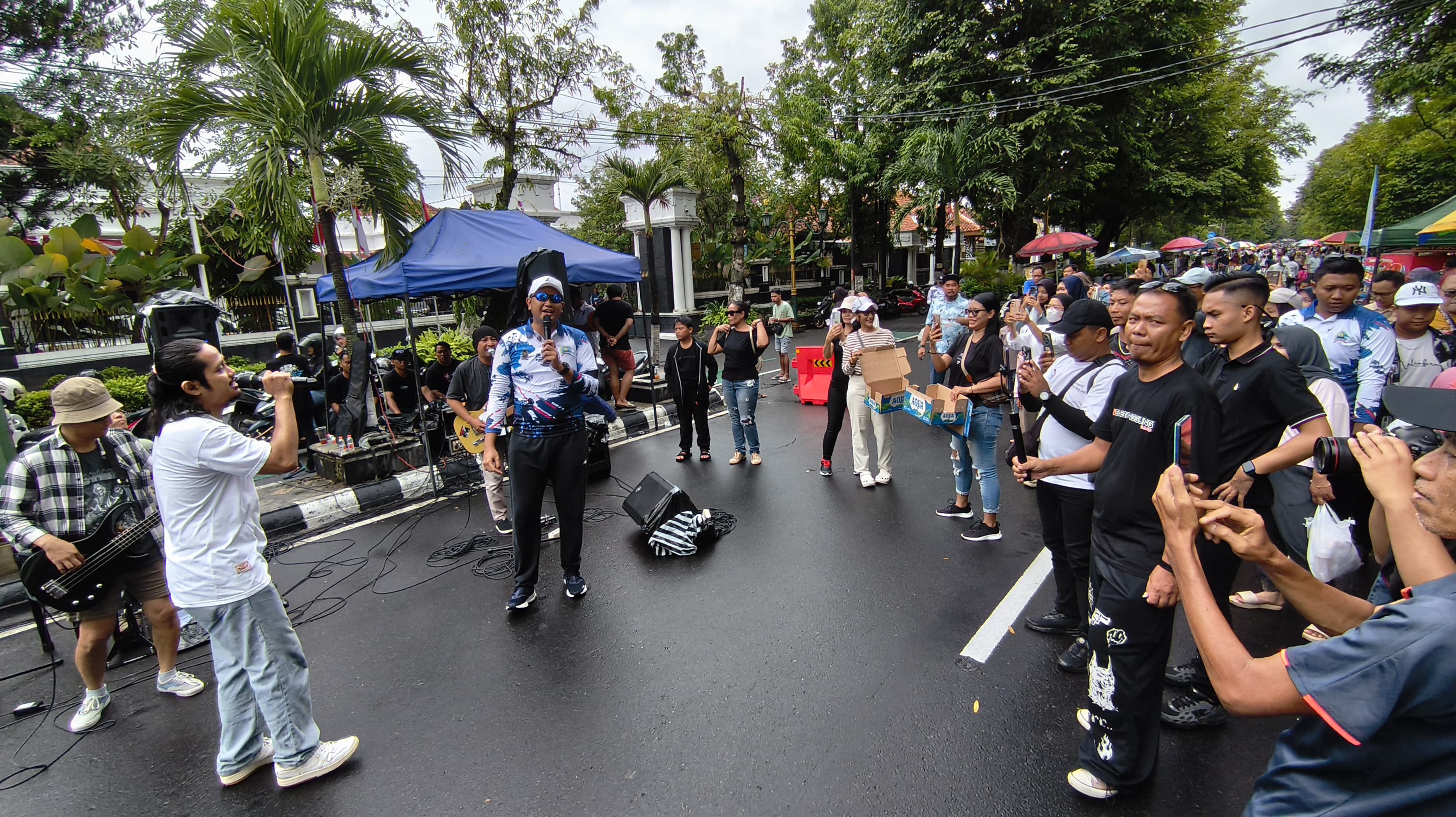 Aksi penggalangan dana untuk korban banjir di Sumatera oleh Komunitas Scooter Klaten di kawasan Car Free Day (CFD) Jalan Pemuda Klaten