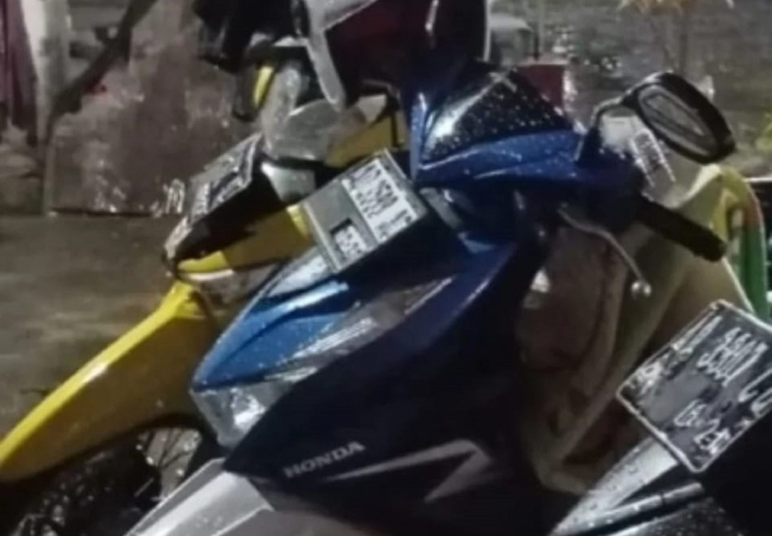 Sepeda motor (warna biru) milik korban yang digondol teknisi ponsel di Cawas, Klaten. (Dokumentasi Korban)