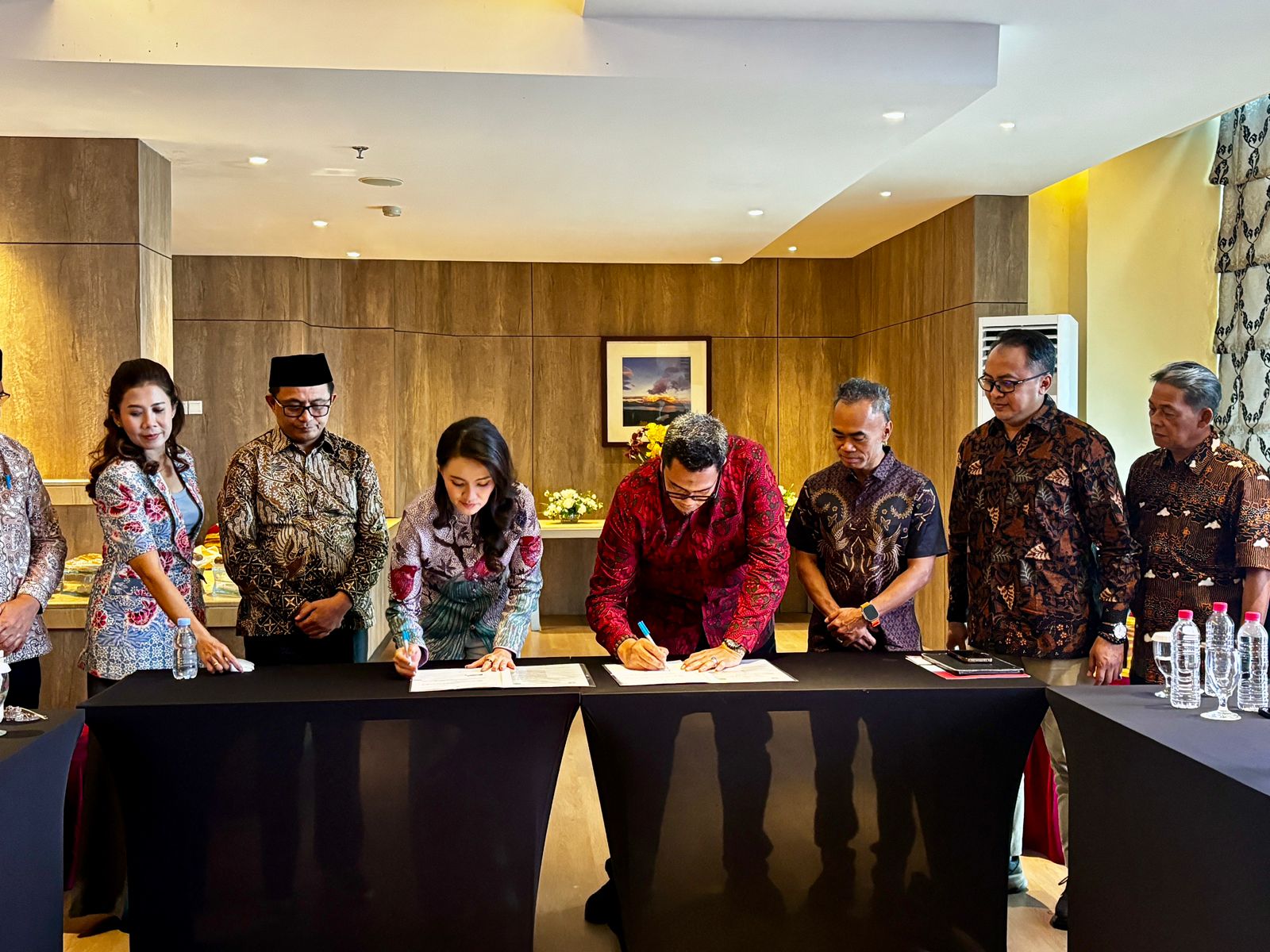 MoU ditandatangani oleh Rektor ISI Surakarta, Dr. Bondet Wrahatnala, S.Sos., M.Sn., dan Gubernur Maluku Utara, Sherly Tjoanda