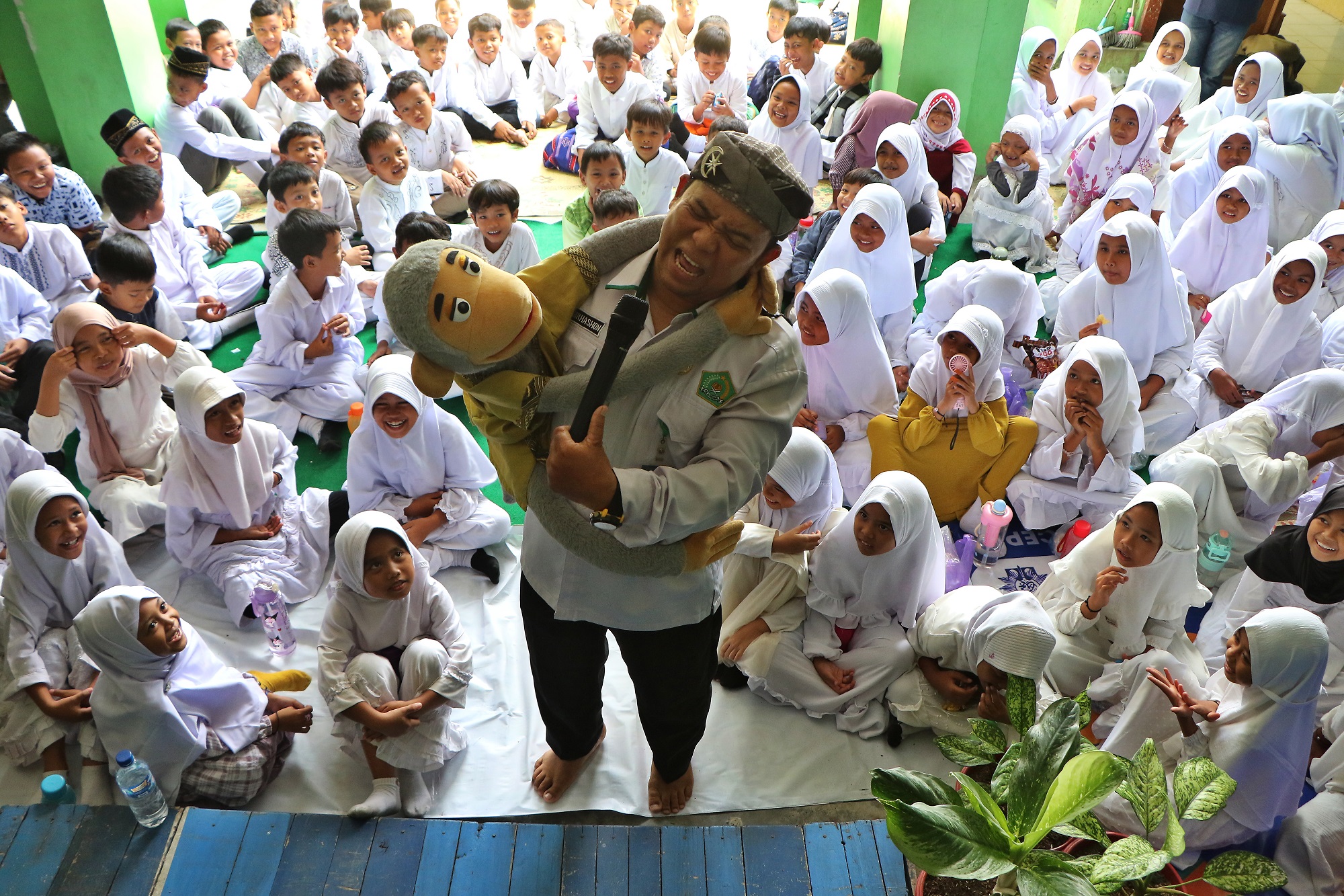 Kak Irhas sedang berinteraksi dengan para siswa MIM Mlese di Klaten, Selasa kemarin (16/12). (Arief Budiman/Radar Solo)