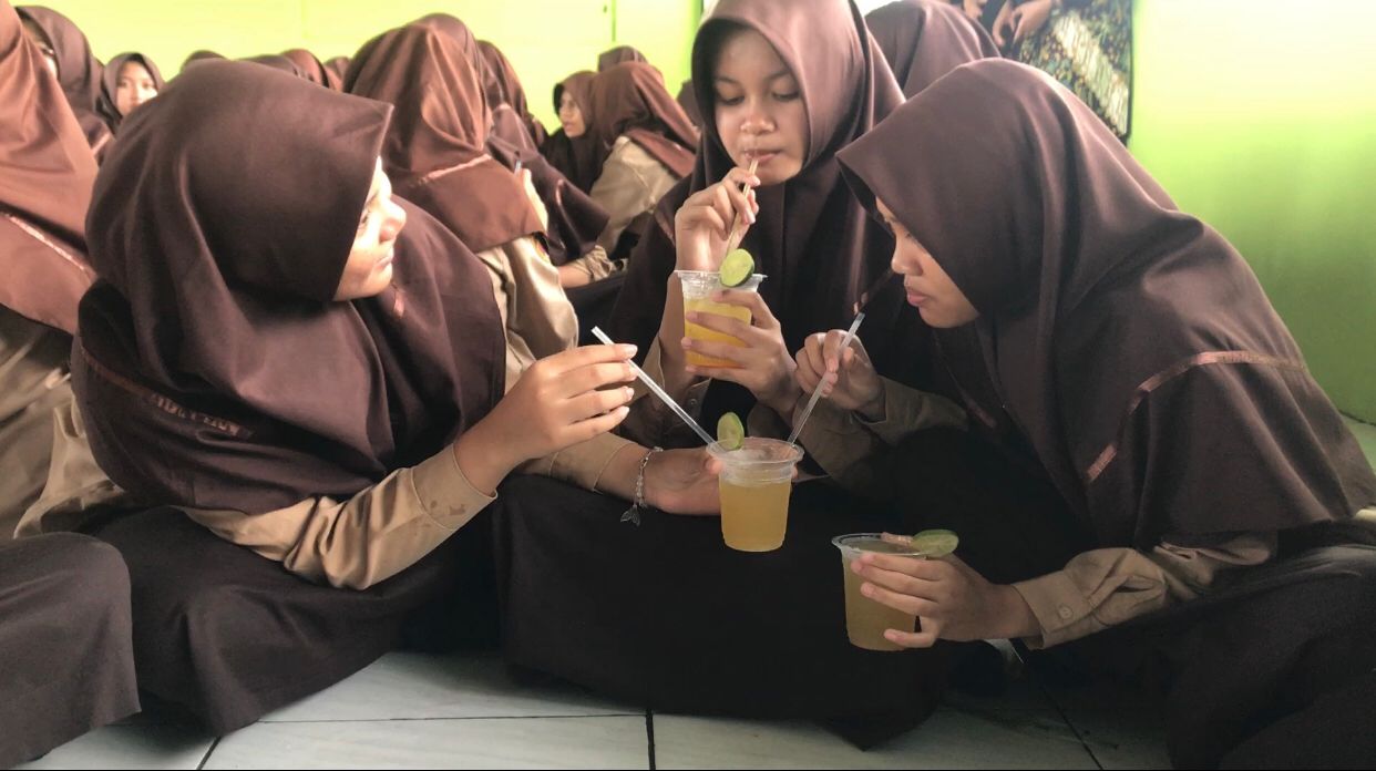 Murid MTs Al Abidin Boyolali mencicipi jamu dengan rasa kekinian dan tetap bermanfaat, Selasa (16/12),
