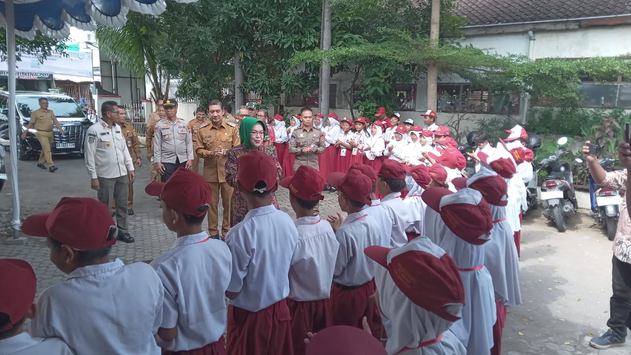 Bupati Sukoharjo Etik Suryani dan Wabup Sapto Eko Purnomo sambangi SD di Desa Sanggrahan, Kecamatan Grogol, Selasa (16/12).