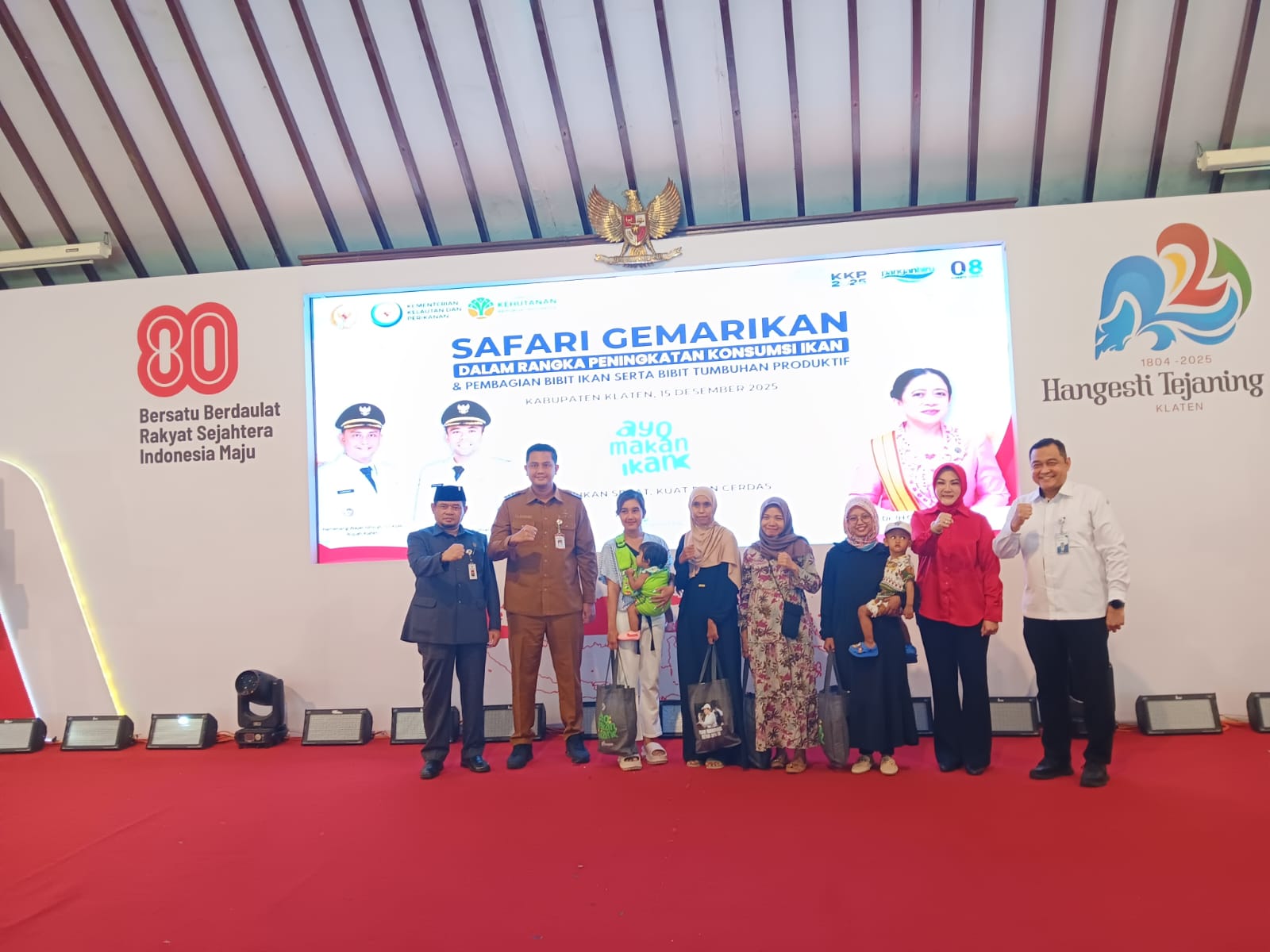 Ketua DPC PDIP Klaten Sri Mulyani yang mewakili Ketua DPR RI Puan Maharani saat menyerahkan bantuan di Pendapa Pemkab Klaten. (Angga Purenda/Radar Solo)
