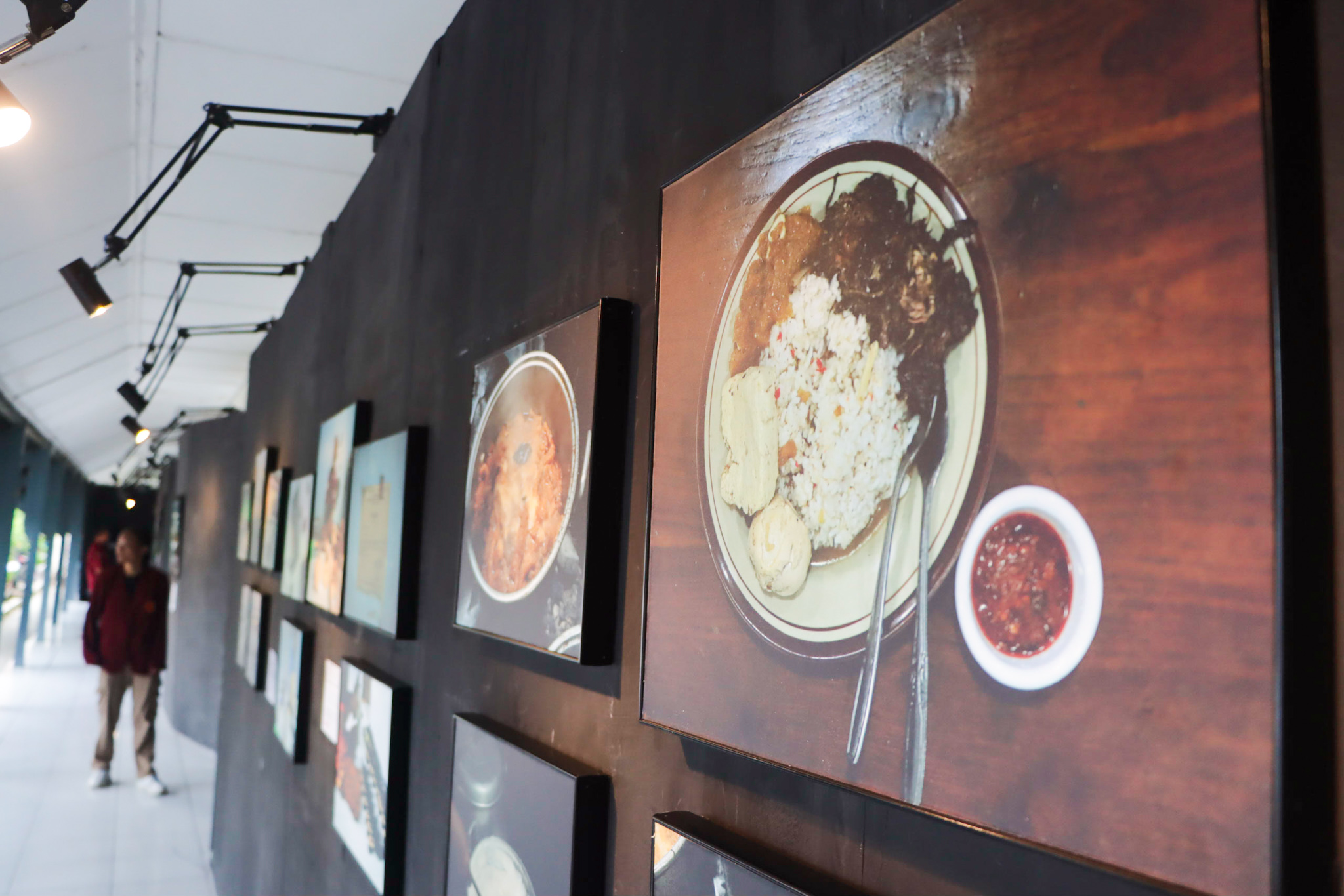 Pameran fotografi feature di Kampus Kepatihan ISI Solo.