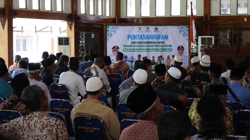 Penyaluran zakat ke santri, kiai, dan marbot di Sragen. (Ahmad Khairudin/Radar Solo)