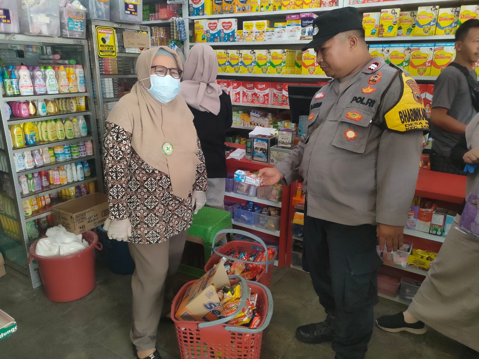 Tim gabungan menyita produk kedaluwarsa dari salah satu toko di Sragen dalam operasi pengamanan mamin jelang Nataru, Selasa (16/12/2025). (Ahmad Khairudin/Radar Solo)