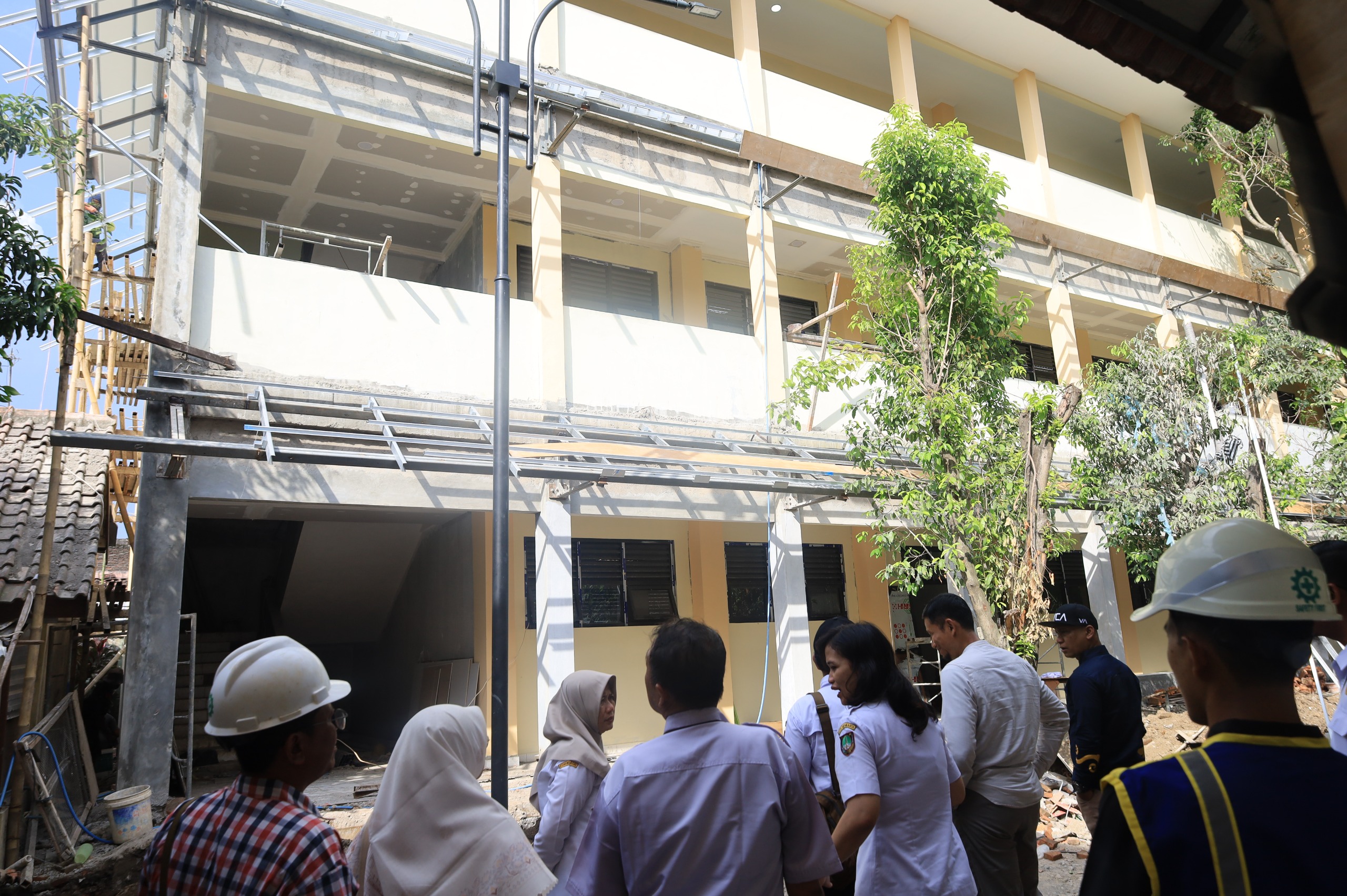 Komisi IV DPRD Kota Solo sidak ke sekolah yang direhab. (A Christian/Radar Solo)