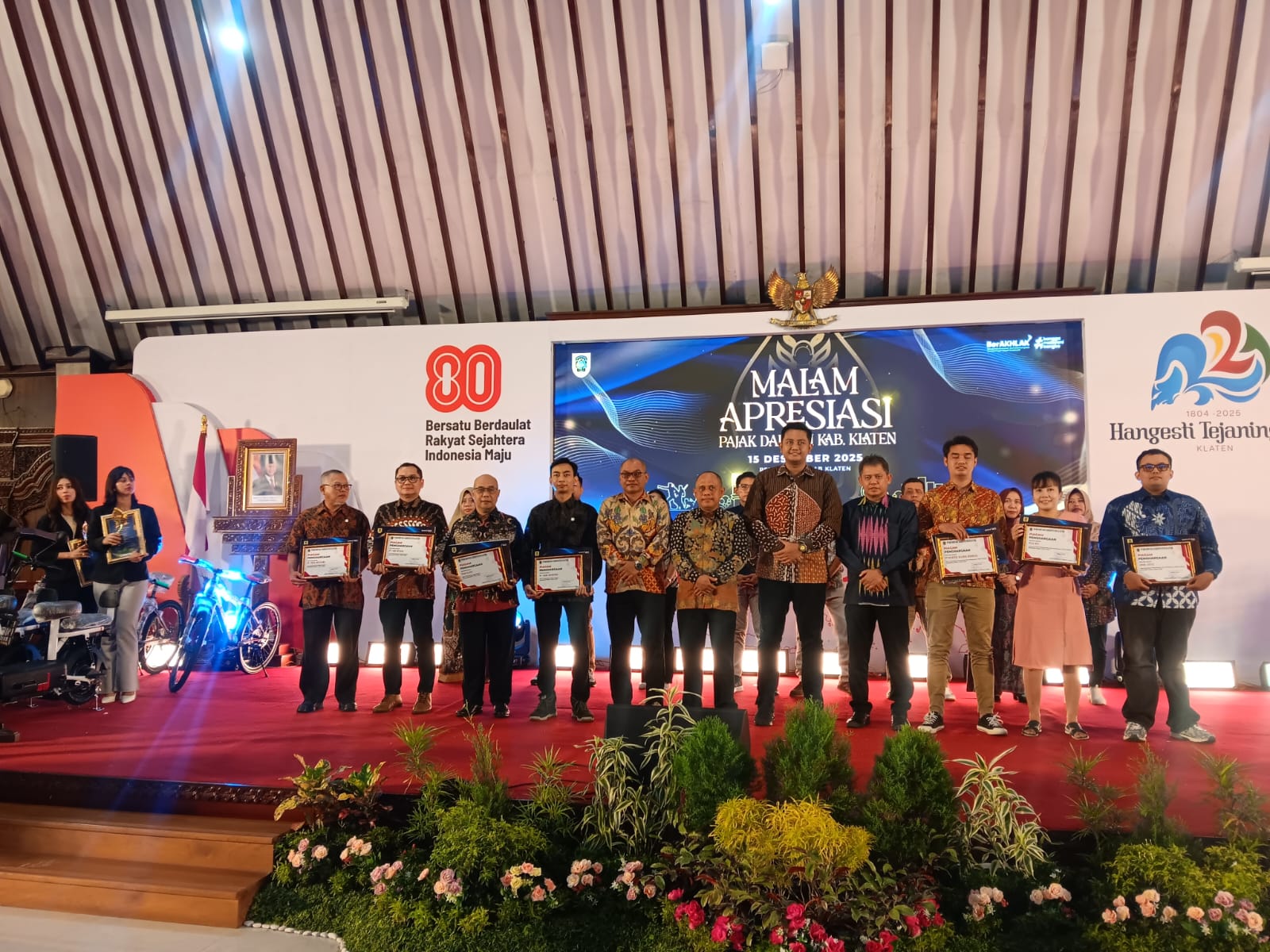Bupati Klaten Hamenang Wajar Ismoyo saat menyerahkan penghargaan kepada wajib pajak di Malam Apresiasi Pajak Daerah 2025 di Pendapa Pemkab Klaten