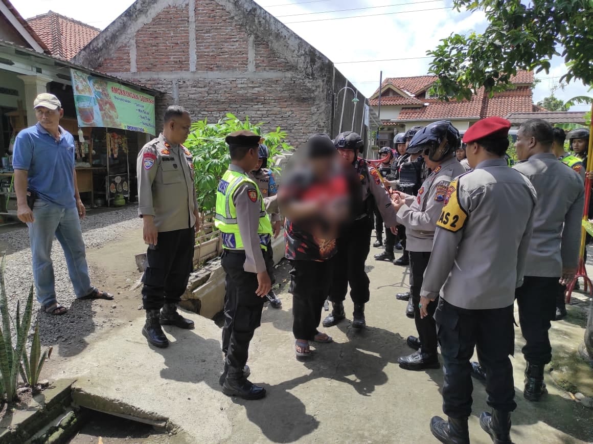 Polisi mengevakuasi orang dengan gangguan jiwa (ODGJ) dari rumahnya di Dusun Gajihan, Desa Pandes, Kecamatan Wedi, Klaten. (Angga Purenda/Radar Solo)