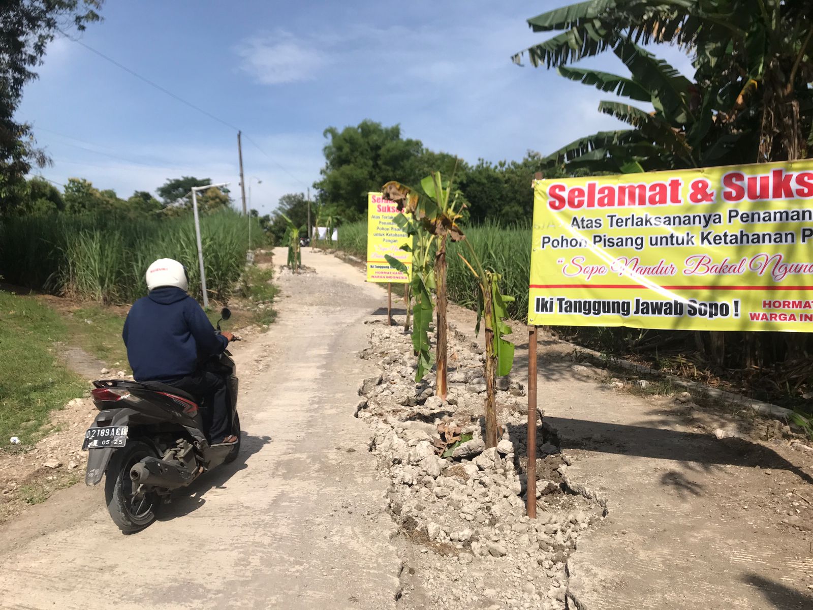 Kerusakan jalan penghubung di Dukuh Grijo, Desa Jagoan, Kecamatan Sambi, Boyolali mengundang protes warga.