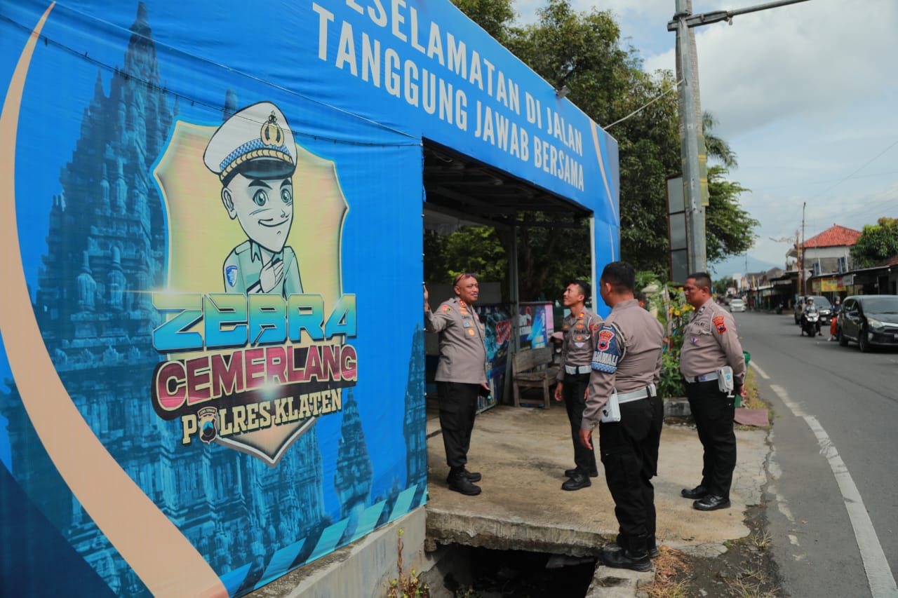 Kapolres Klaten AKBP Nur Cahyo Ari Prasetyo (kiri) memantau pos pengamanan Operasi Lilin Candi 2025 di Kecamatan Prambanan, Rabu (17/12/2025). (Angga Purenda/Radar Solo)
