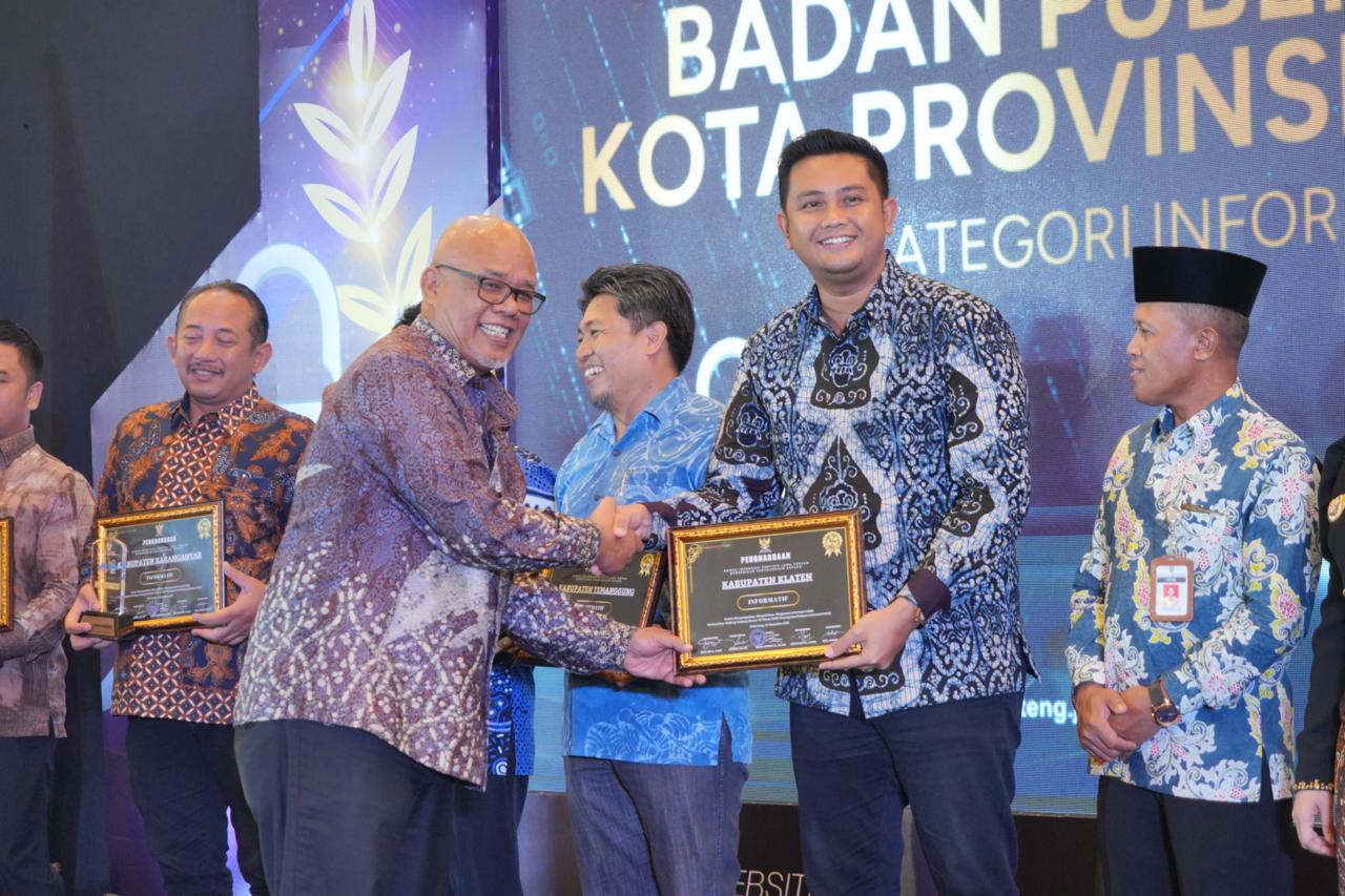 Bupati Klaten Hamenang Wajar Ismoyo menerima penghargaan Keterbukaan Informasi Publik (KIP) Jawa Tengah 2025 di Semarang. (Dokumentasi Diskominfo Klaten)