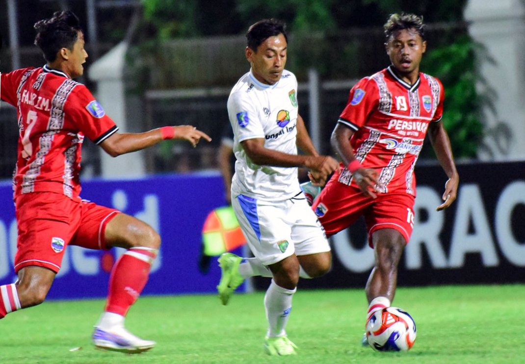 Striker Persibo Bojonegoro Samsul Arif saat dikawal dua pemain lawan di Liga 3 2025/2026 (16/12/2025).