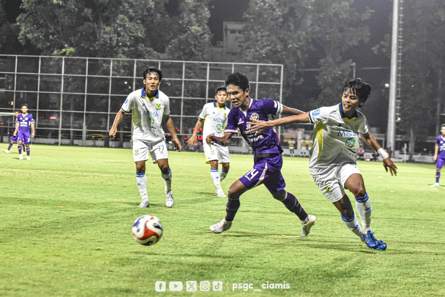 SARAT GENGSI: Laga PSGC Ciamis melawan Persikota Tangerang di Stadion Kota Barat, Selasa malam (16/12).