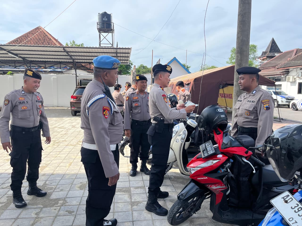 TERTIB: Seksi Propam melakukan pengecekan surat-surat kelengkapan administrasi personel Satuan Samapta di Halaman Mako 2 Polresta Surakarta,&nbsp;Rabu (17/12).  &nbsp;