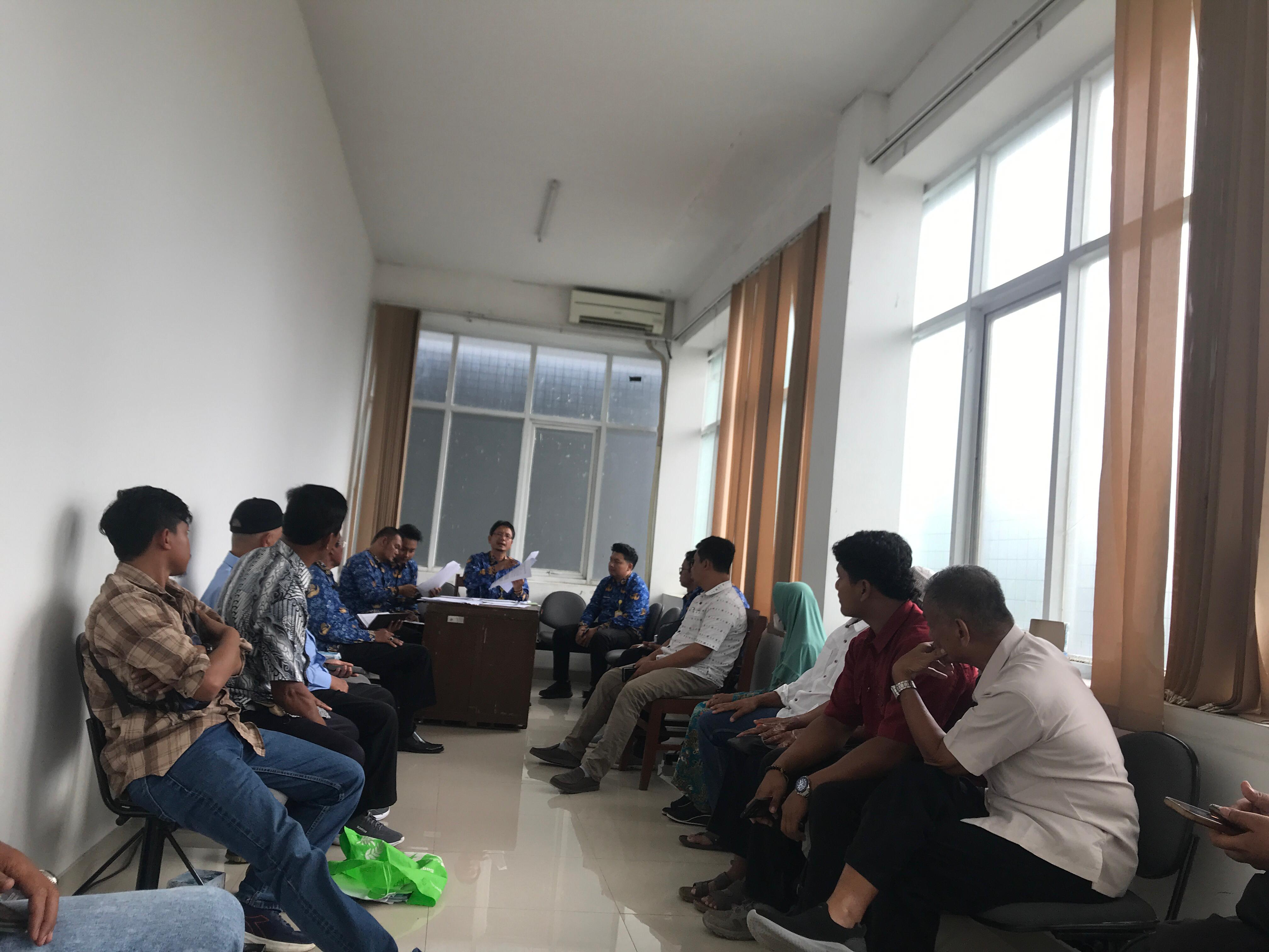 Mediasi antara warga dan Pemdes Karangduren, Sawit yang difasilitasi BPN.