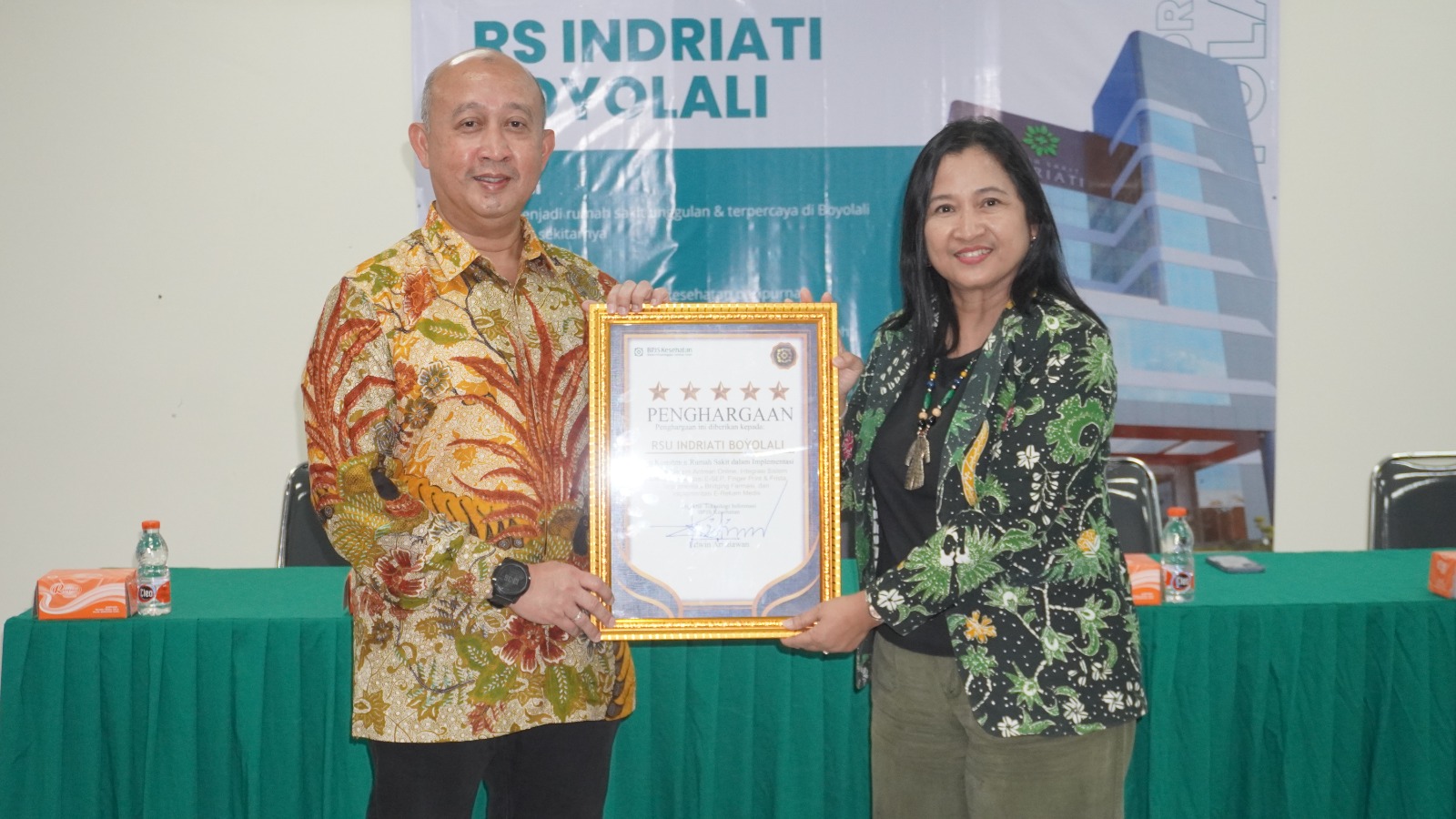 Direktur Teknologi Informasi BPJS Kesehatan Edwin Aristiawan saat memberikan penghargaan bintang 5 ke RS Indriati Boyolali