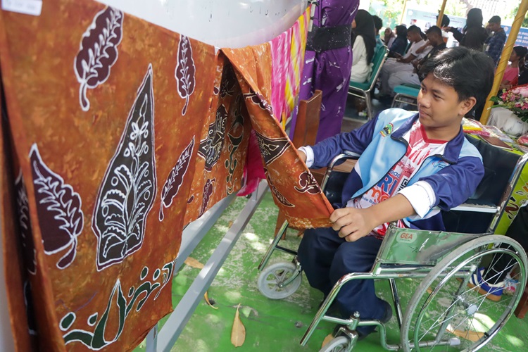 Batik bikinan siswa kelas IX SLBN Solo dipamerkan dalam gelar karya Karya Anak Berkebutuhan Khusus (Kaktus), Rabu (17/12).