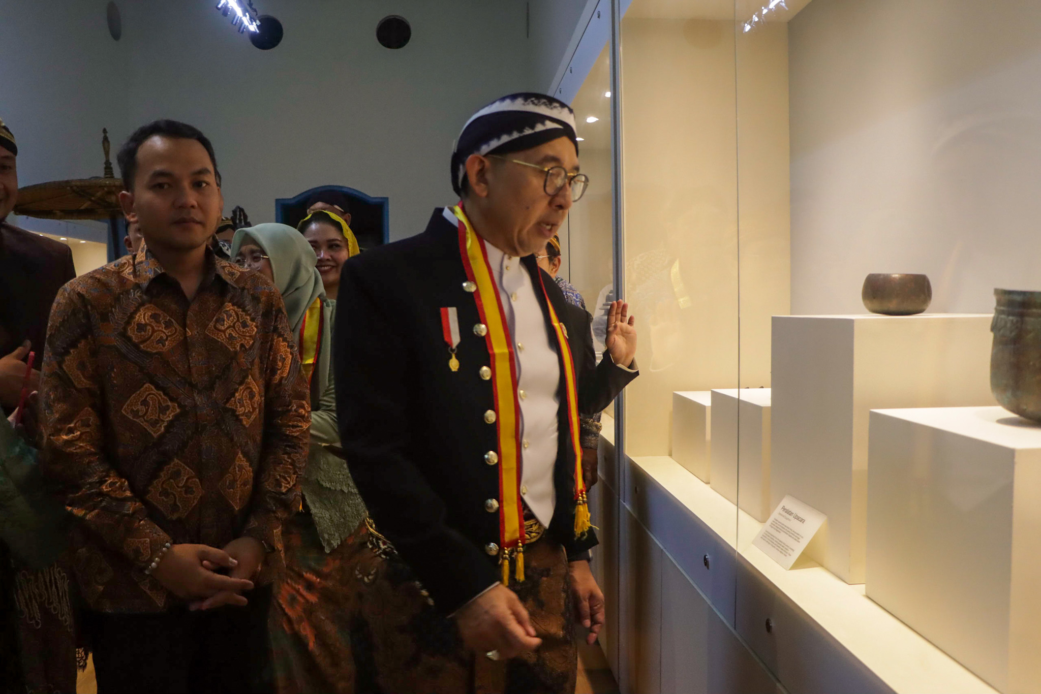 Menteri Kebudayaan Fadli Zon didampingi Wali Kota Solo Respati Ardi melihat isi Museum Keraton Surakarta usai direvitalisasi, Selasa malam (17/12). (M Ihsan/Radar Solo)