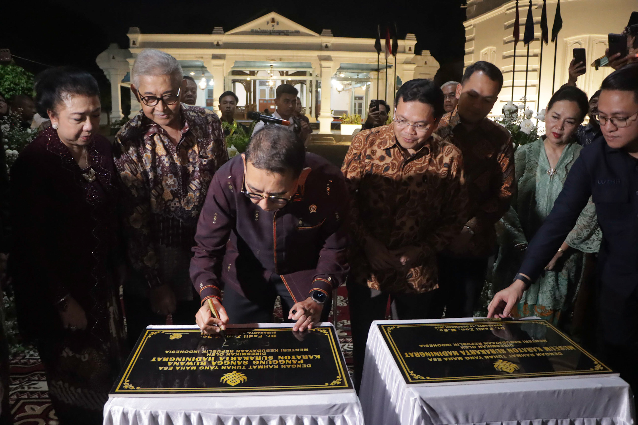 Menteri Kebudayaan Fadli Zon meresmikan selesainya renovasi Sangga Buana dan Museum Keraton Surakarta, Selasa petang  (17/12)