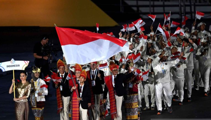 Atlet dan ofisial kontingen Indonesia mengikuti defile dalam pembukaan SEA Games 2025 di Stadion Rajamangala, Bangkok, Thailand, Selasa (9/12/2025).