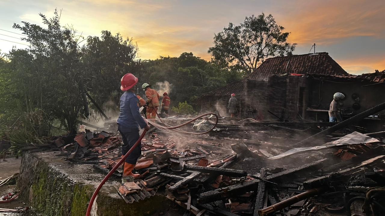 Tim damkar Sragen berupaya memadamkan api di rumah warga Desa Gading, Tanon, Rabu (17/12/2025). (Ahmad Khairudin/Radar Solo)