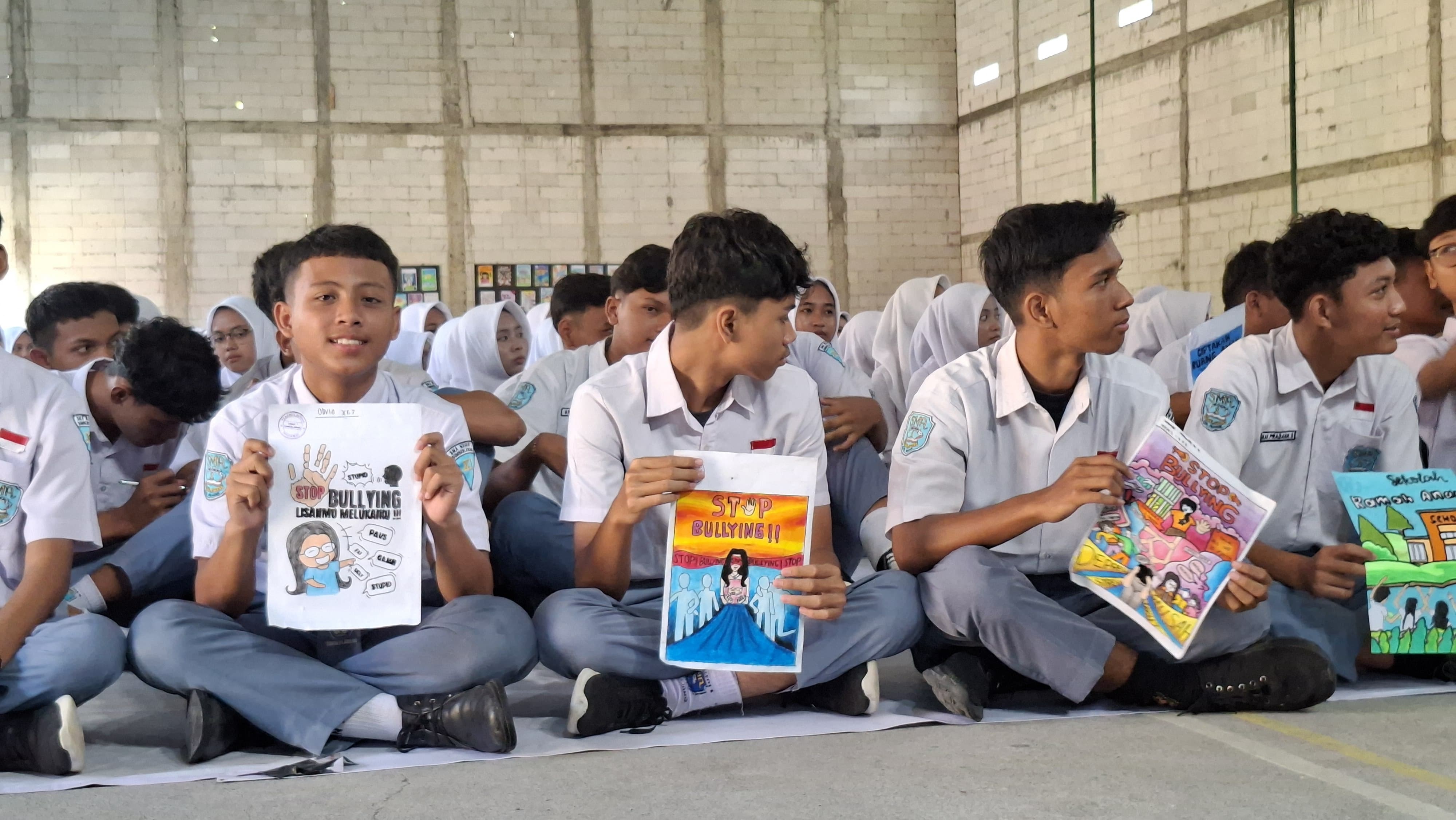 Siswa SMAN 1 Sumberlawang, Sragen membuat poster anti bullying. (Ahmad Khairudin/Radar Solo)
