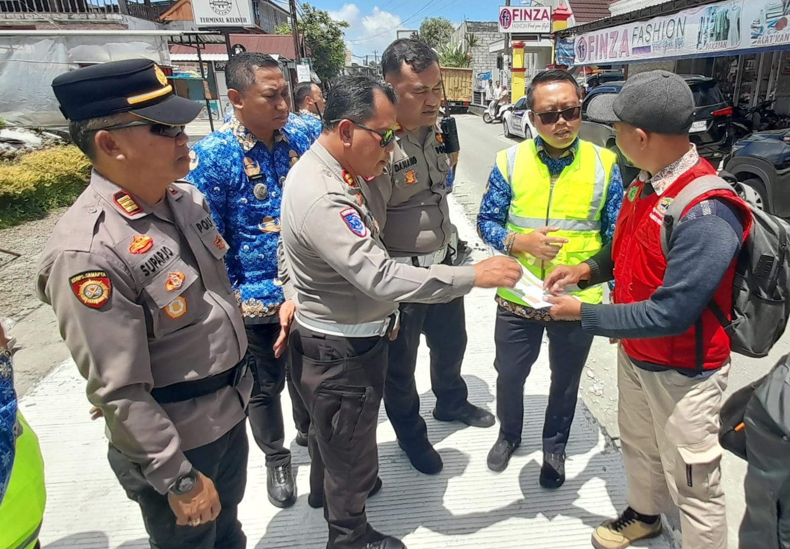 Wakil Bupati Karanganyar Adhe Elliana (dua dari kanan) sidak proyek perbaikan jalan Sidomoro-Ngargoyoso, Rabu (17/12/2025) siang. (Rudi Hartono/Radar Solo)