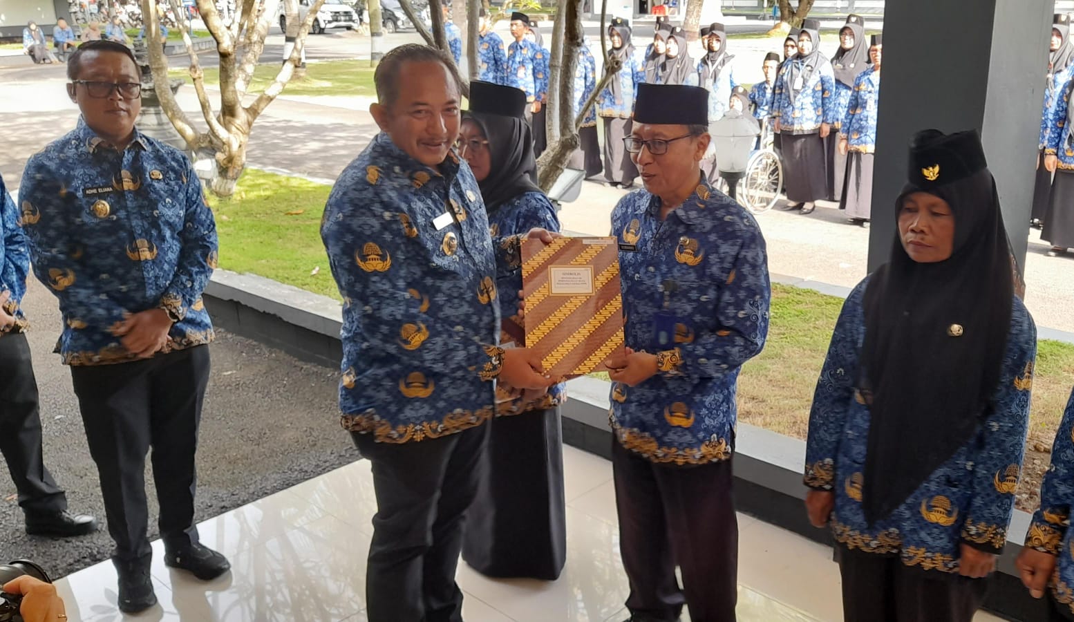 Bupati Karanganyar Rober Christanto menyerahkan SK PPPK Paruh Waktu di halaman kantor bupati, Rabu (17/12/2025) pagi. (Rudi Hartono/Radar Solo)
