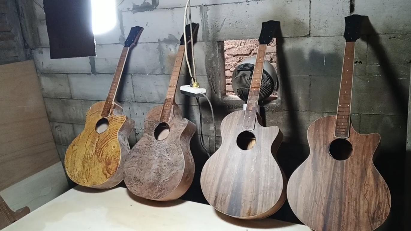 Dekoprinto: Inovasi Teknologi Finishing Cetak Motif Kayu Alami untuk Dongkrak Daya Saing Gitar Lokal
