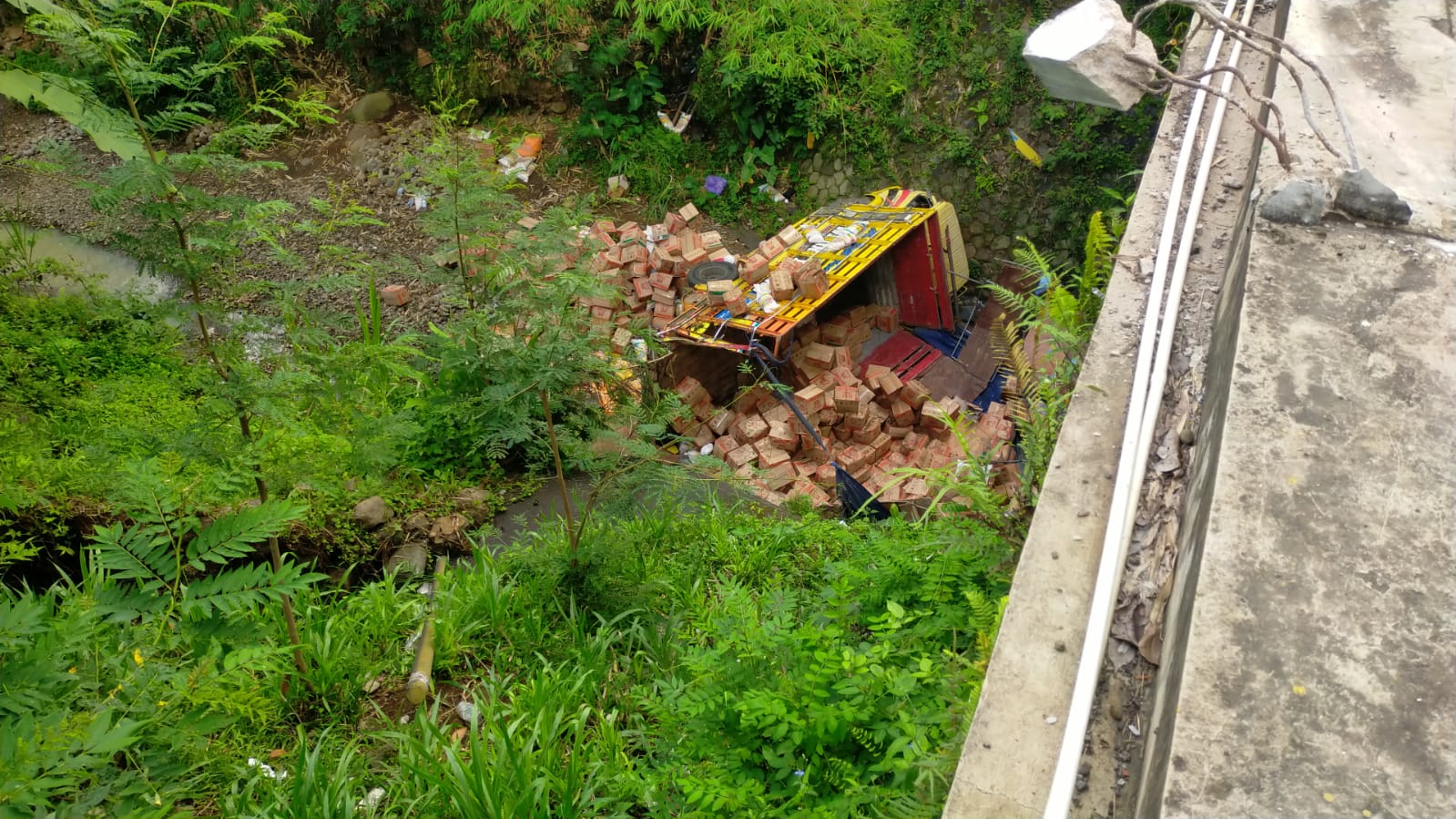 Truk Muatan Makanan Ringan Terjun ke Sungai Mandan Wonogiri, Sopir Diduga Mengantuk