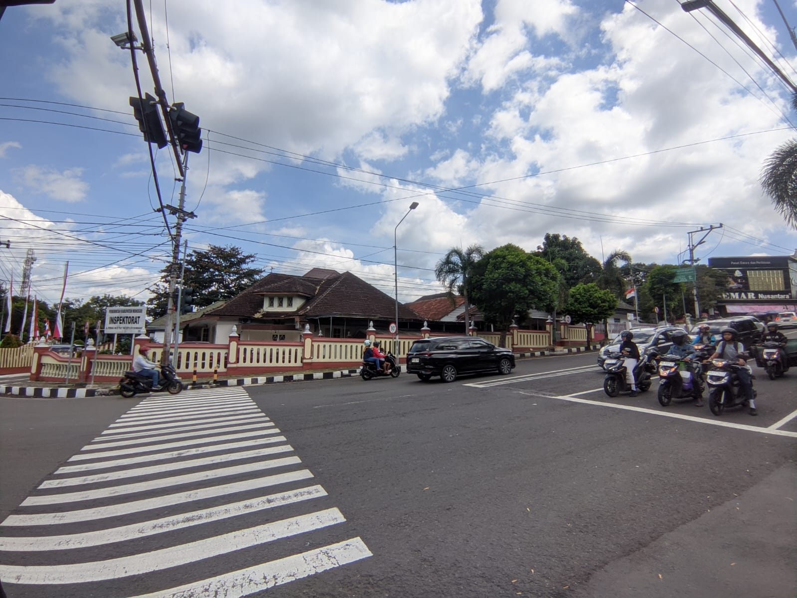 Foto ilustrasi: Pengendara berhenti di traffic light Ponten Kecamatan Wonogiri Kota Rabu (17/12/2025).