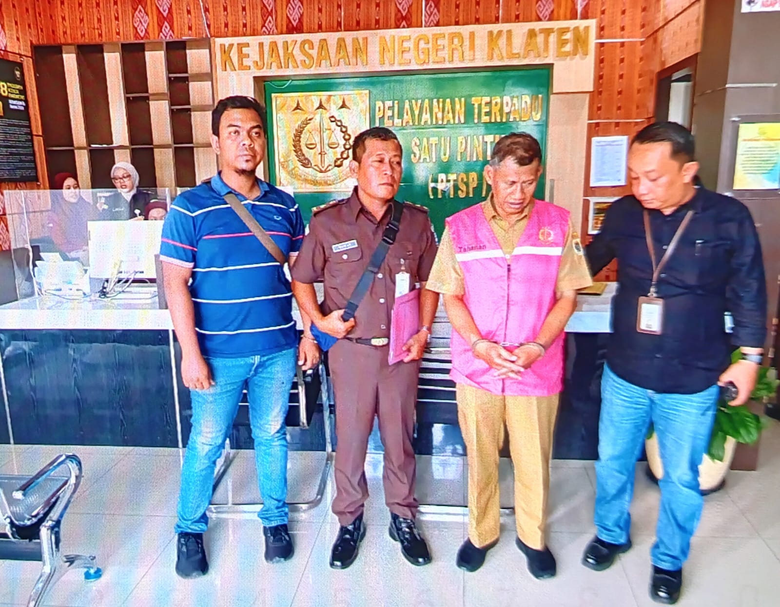 Kaur Keuangan Desa Semangkak, Kecamatan Klaten Tengah berinisial SW (dua dari kanan) saat ditetapkan sebagai tersangka oleh Kejari Klaten. (Dokumentasi Kejari Klaten)