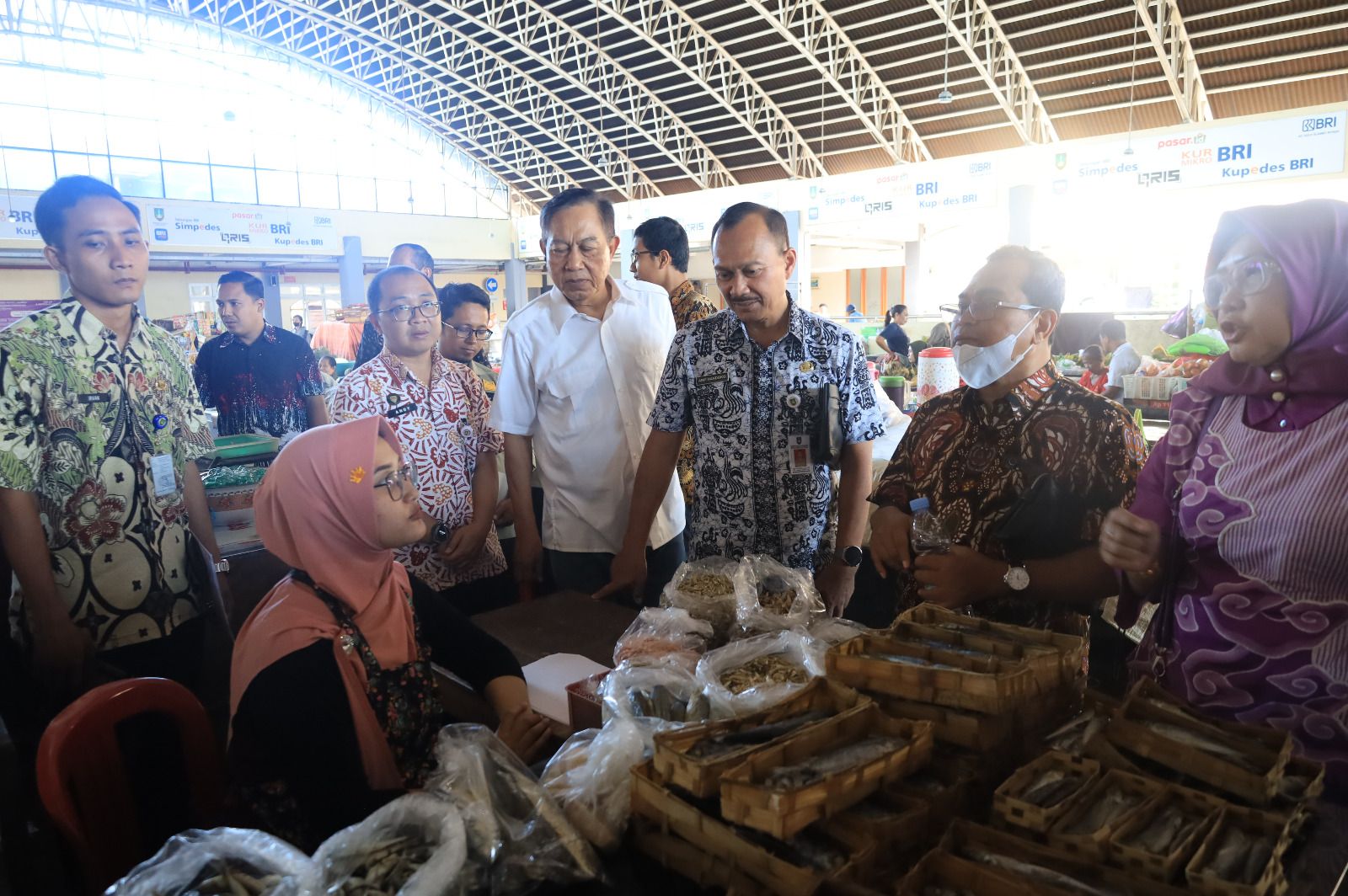 BERBINCANG: Anggota Pansus Reperda PDRD DPRD Kota Surakarta dan Disdag Kota Surakarta sidak ke Pasar Legi untuk serap aspirasi pedagang, Sabtu (13/12).