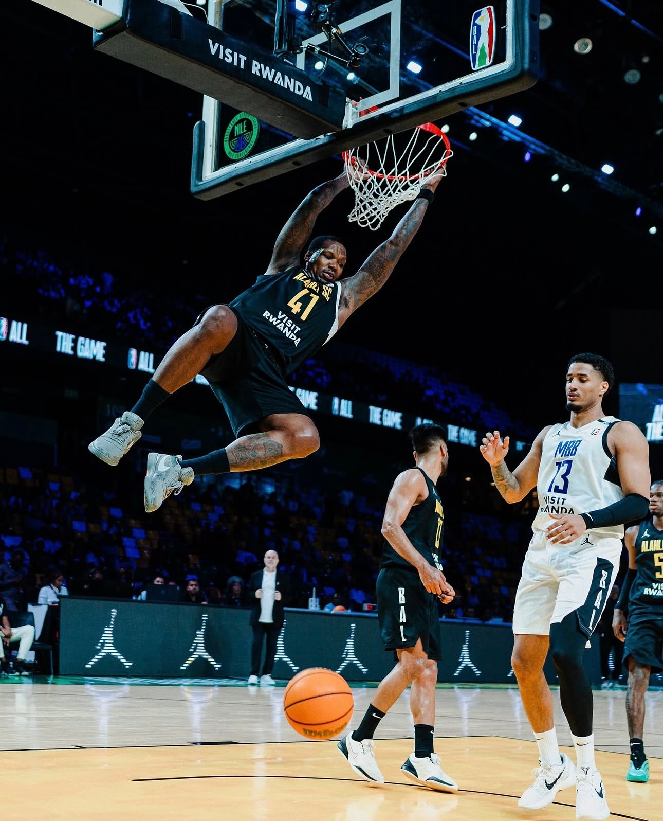AMUNISI BARU: Deon Thompson melakukan dunk dalam sebuah pertandingan.