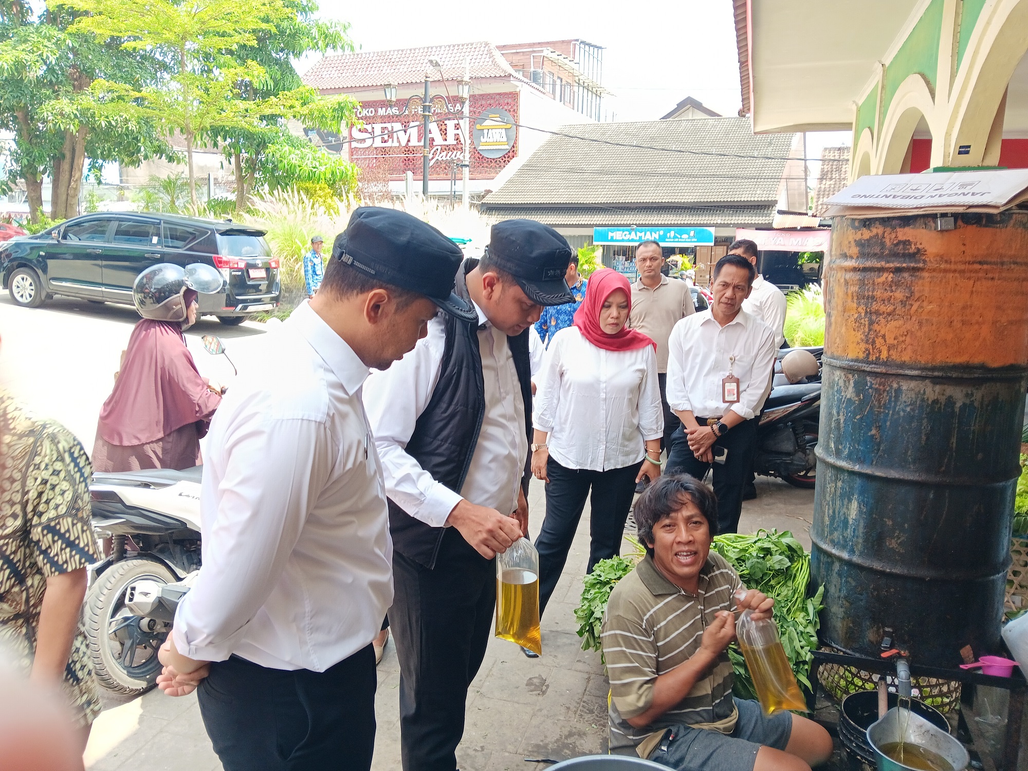 Bupati dan Wakil Bupati Klaten saat meninjau harga sembako di Pasar Wedi dan Pasar Gedhe Klaten. (Angga Purenda/Radar Solo)