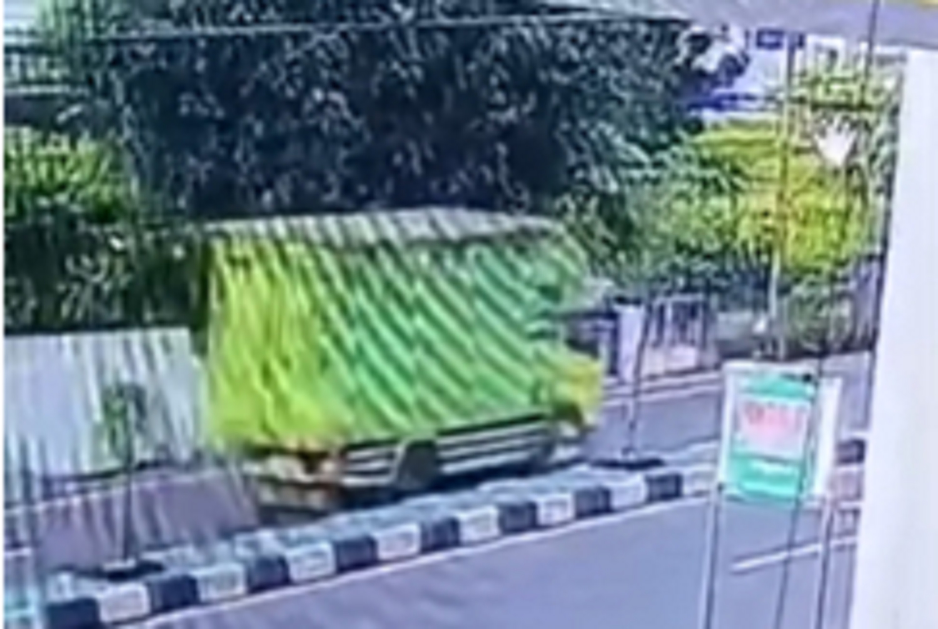 Detik-detik lansia saat menjadi korban tabrak lari di Jalan Raya Jogja-Solo, Kecamatan Prambanan, Klaten. (Dokumentasi video @klaten23jam_id)