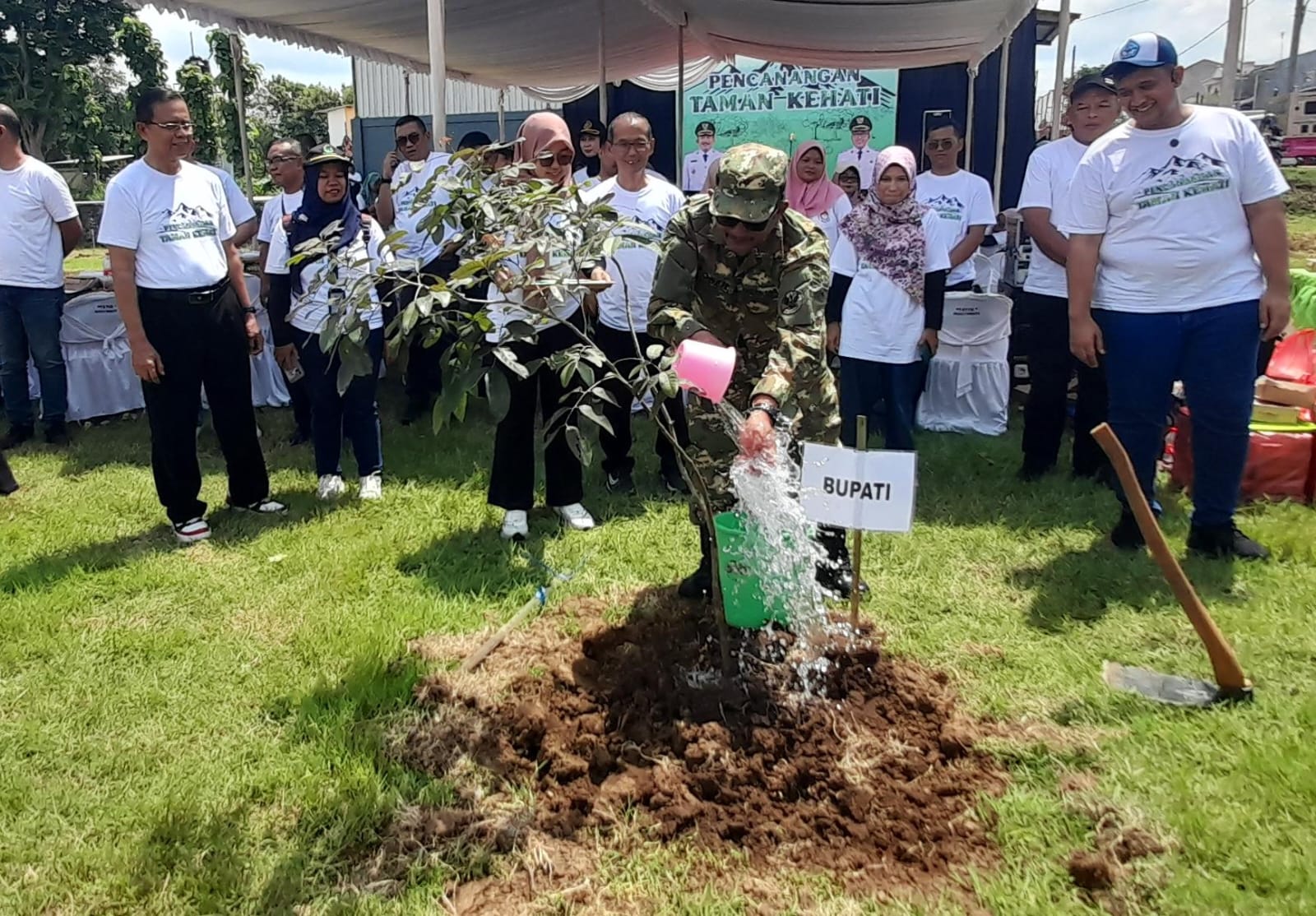 Jajaran Forkopimda saat melakukan penanaman bibit pohon di Taman Keanekaragaman Hayati lingkungan daerah Bejen, Karanganyar Kota. (Rudi Hartono/Radar Solo)