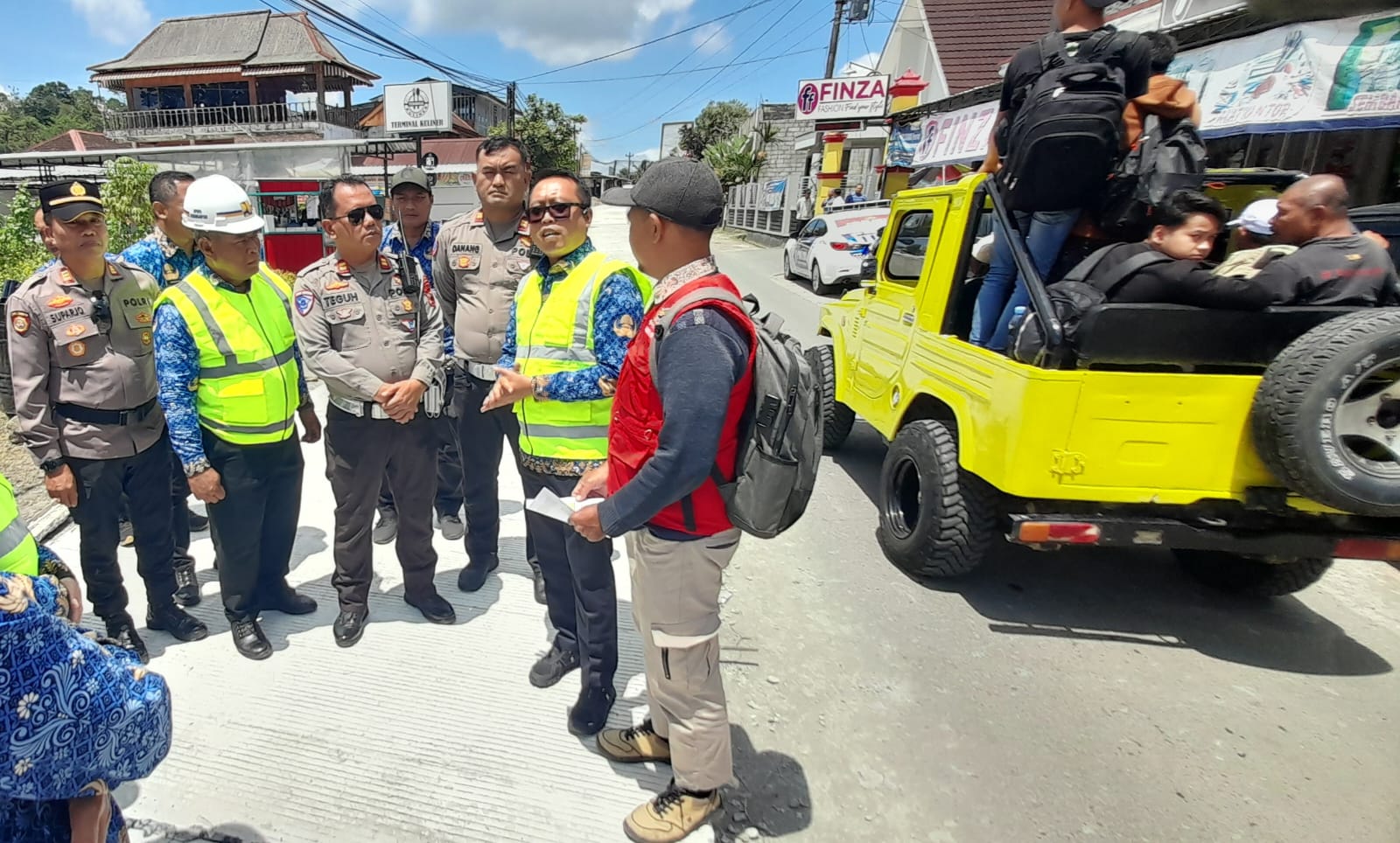 Wakil Bupati Karanganyar Adhe Eliana (dua dari kanan) bersama satlantas Polres Karanganyar mengecek progres perbaikan jalan Sudimoro-Kemuning. (Rudi Hartono/Radar Solo)