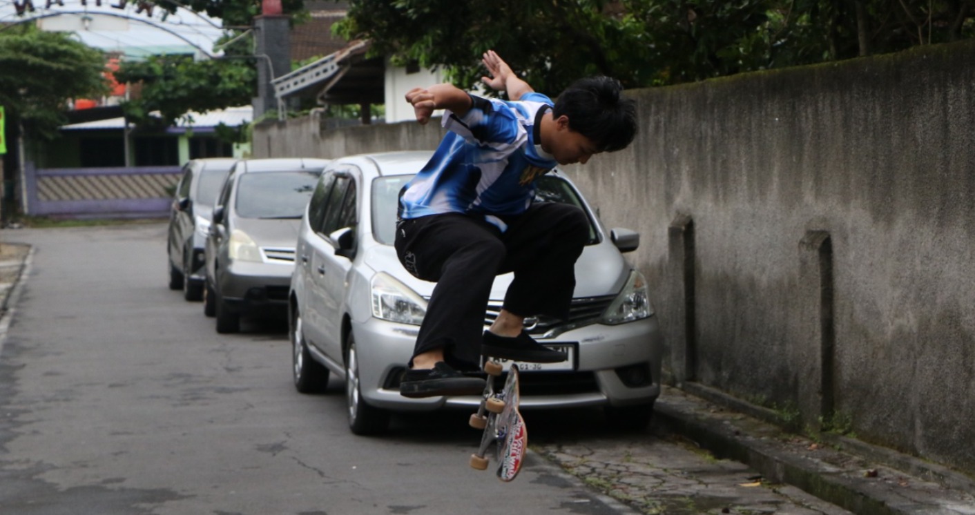 Skater Basral Graito saat unjuk skill di kediamannya di Colomadu, Karanganyar.