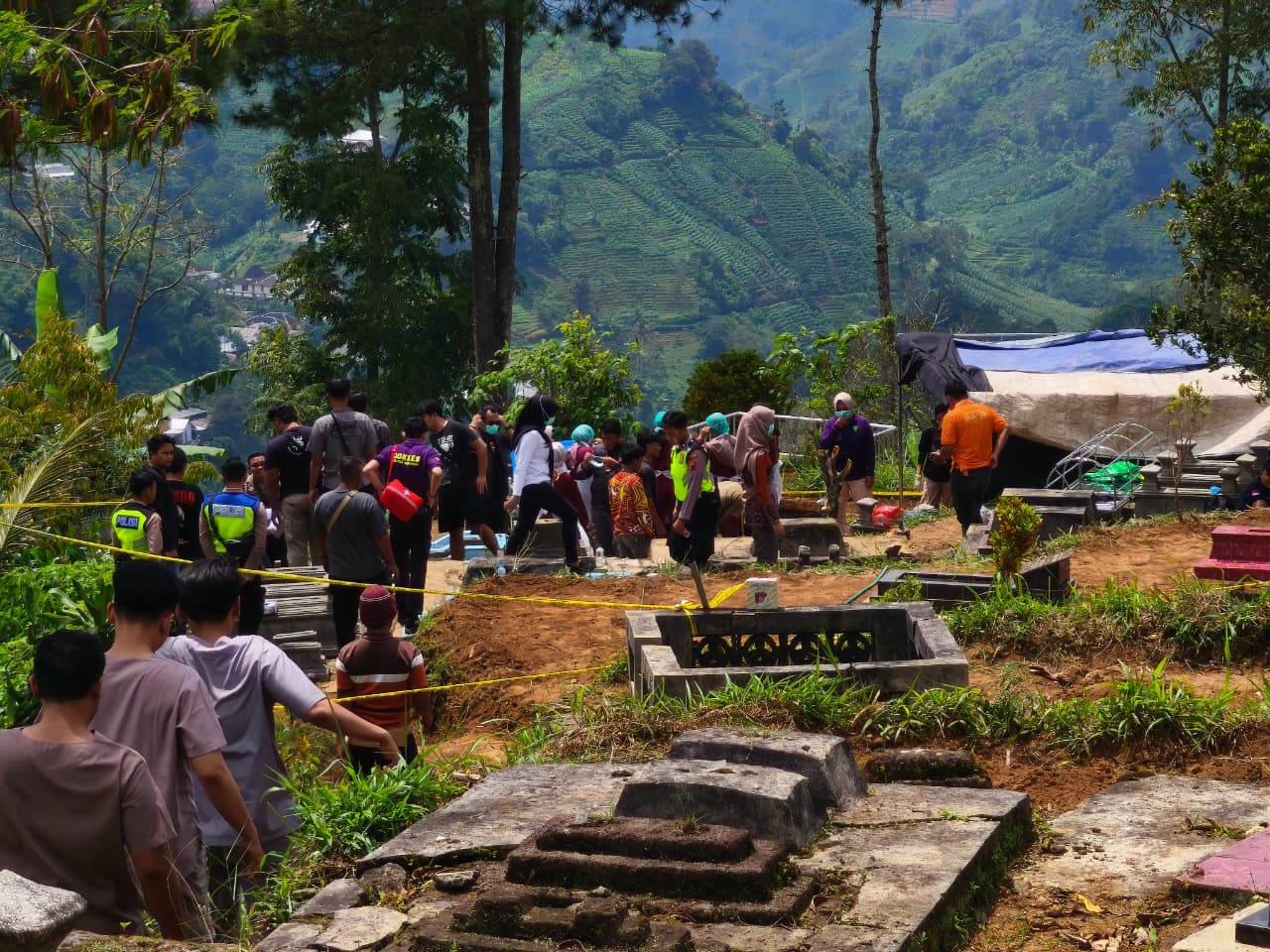 Ekshumasi atau pembongkaran makam MMA, santri Ponpes Santri Manjung Wonogiri di Kecamatan Jatiyoso, Karanganyar, Jumat (19/12/2025).