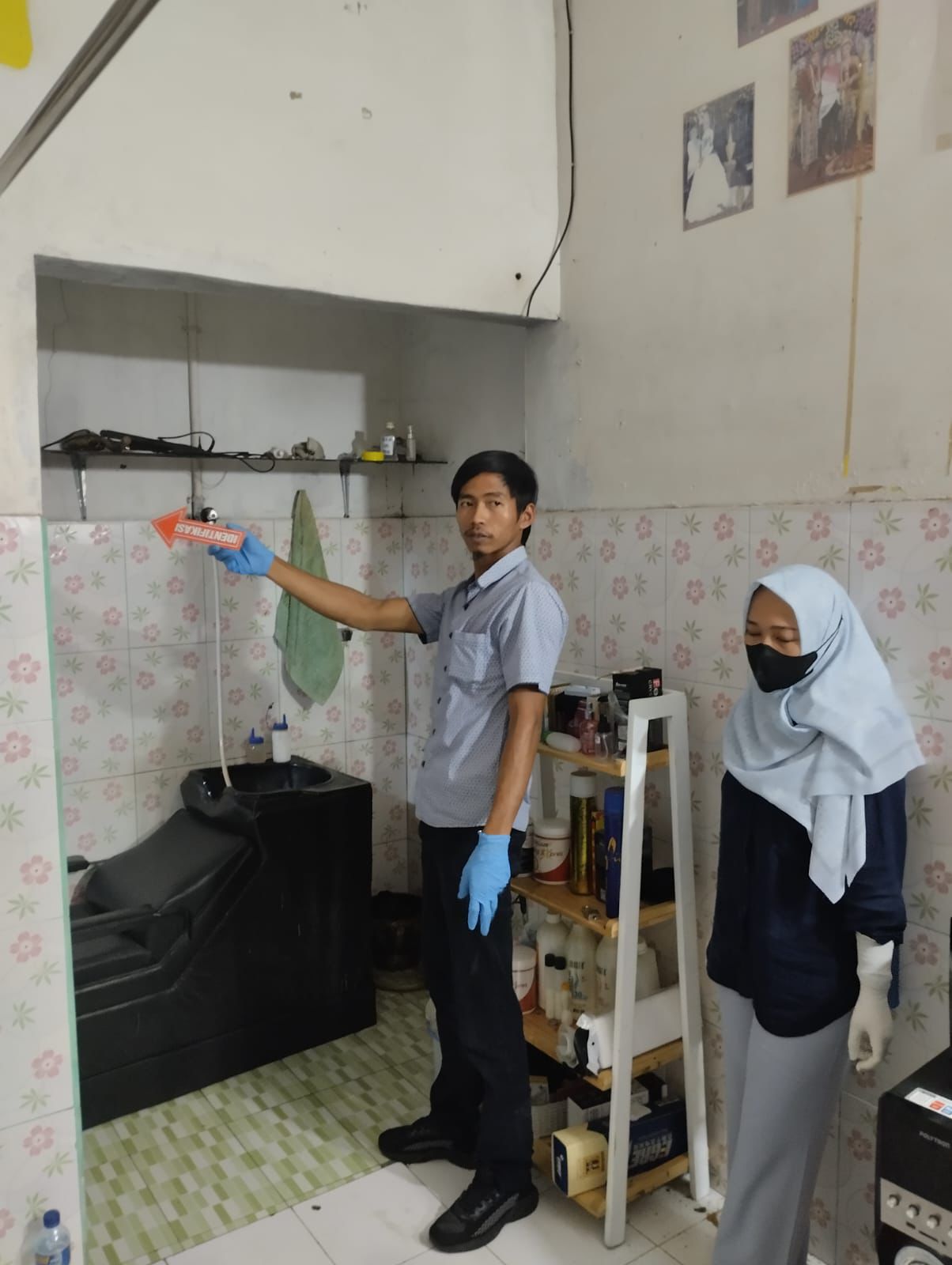 Polisi olah TKP di kamar mandi salon kecantikan di Dukuh/Desa Mudal, Kecamatan Boyolali Kota, Jumat (19/12).