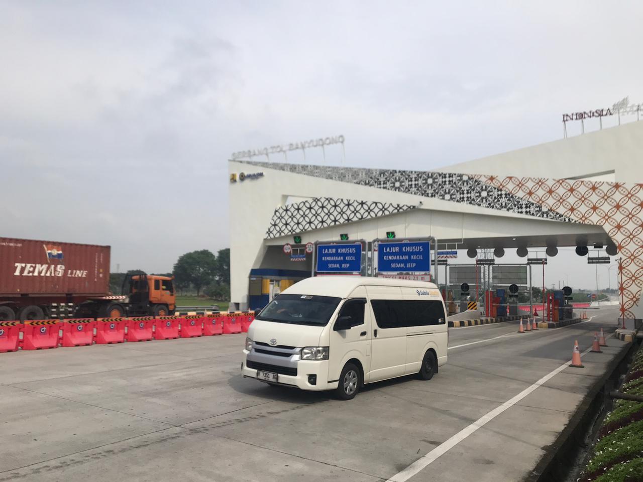 Gerbang Tol Banyudono, Boyolali, Jumat (19/12/2025). PT Jasamarga Jogja Solo memperkirakan sebanyak 25 ribu kendaraan melintasi jalur ini pada libur Nataru.