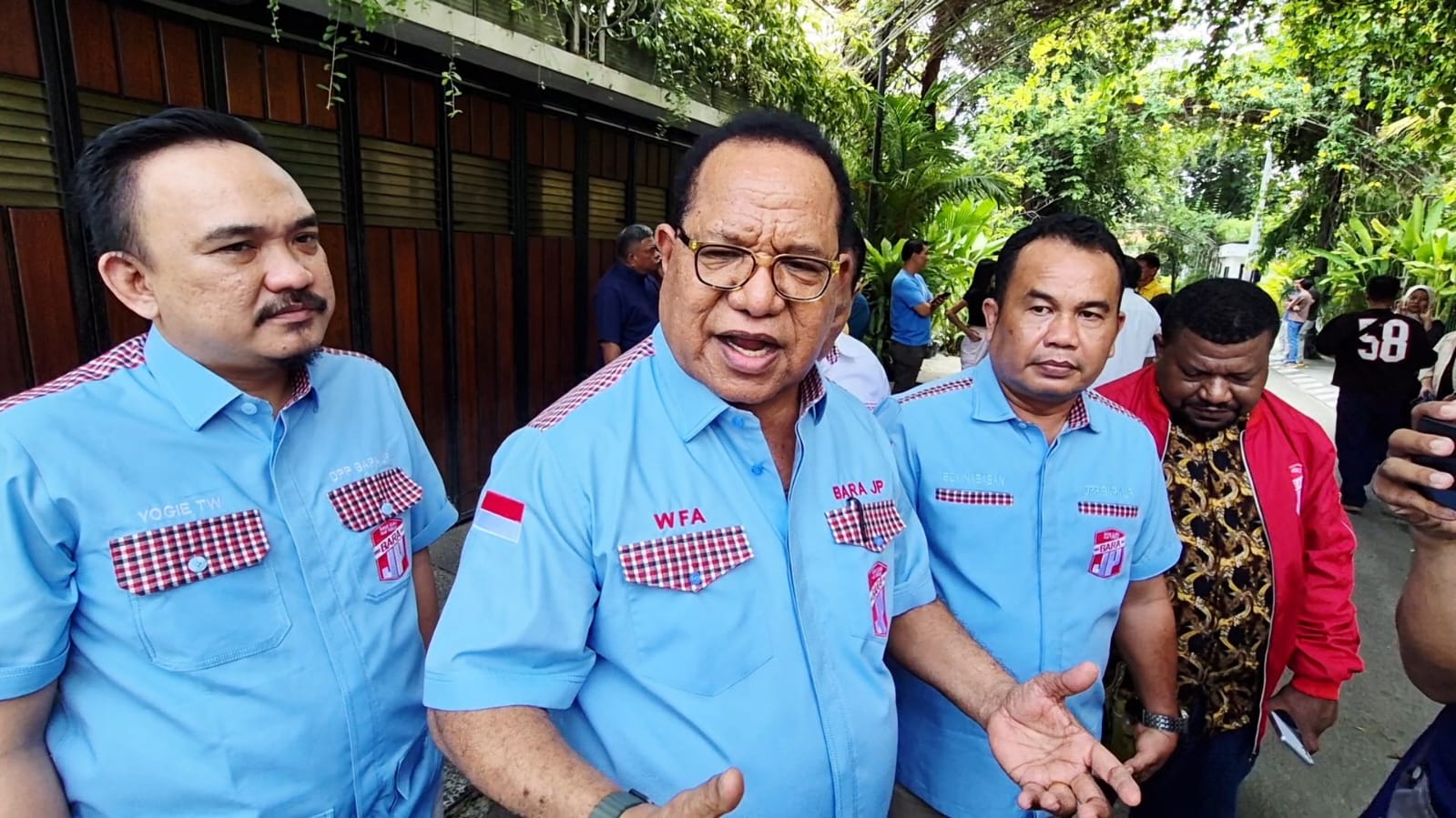 Ketua Umum Barisan Relawan Jalan Perubahan (Bara JP) Willem Frans Ansanay usai bertemu Jokowi di kawasan Sumber, Banjarsari, Solo, Jumat (19/12).