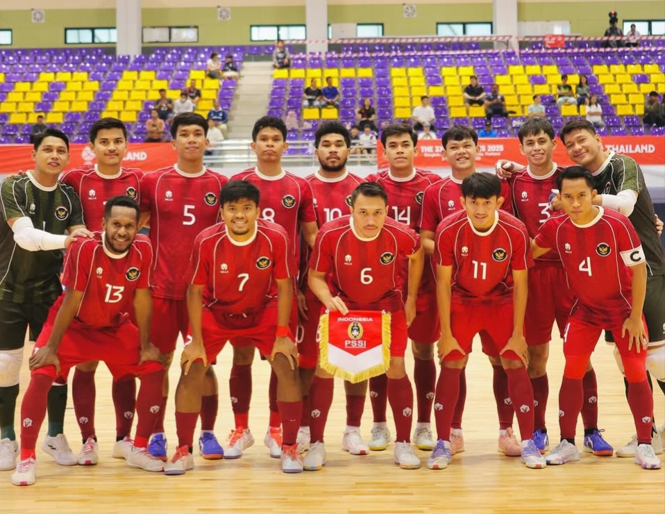 M Nizar (kiri) bersama skuad Timnas Futsal Indonesia di ajang SEA Games 2025.