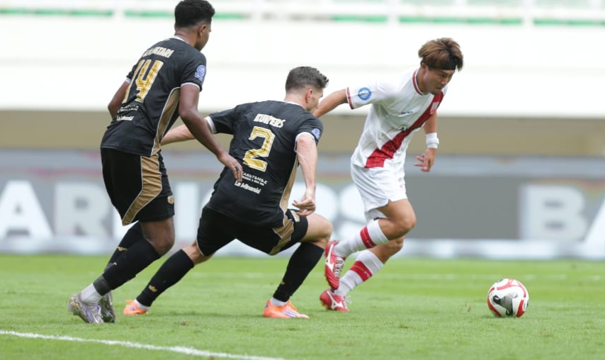 Striker Persis Solo Kodai Tanaka dikawal dua pemain Dewa United di Banten International Stadium (20/12/2025)
